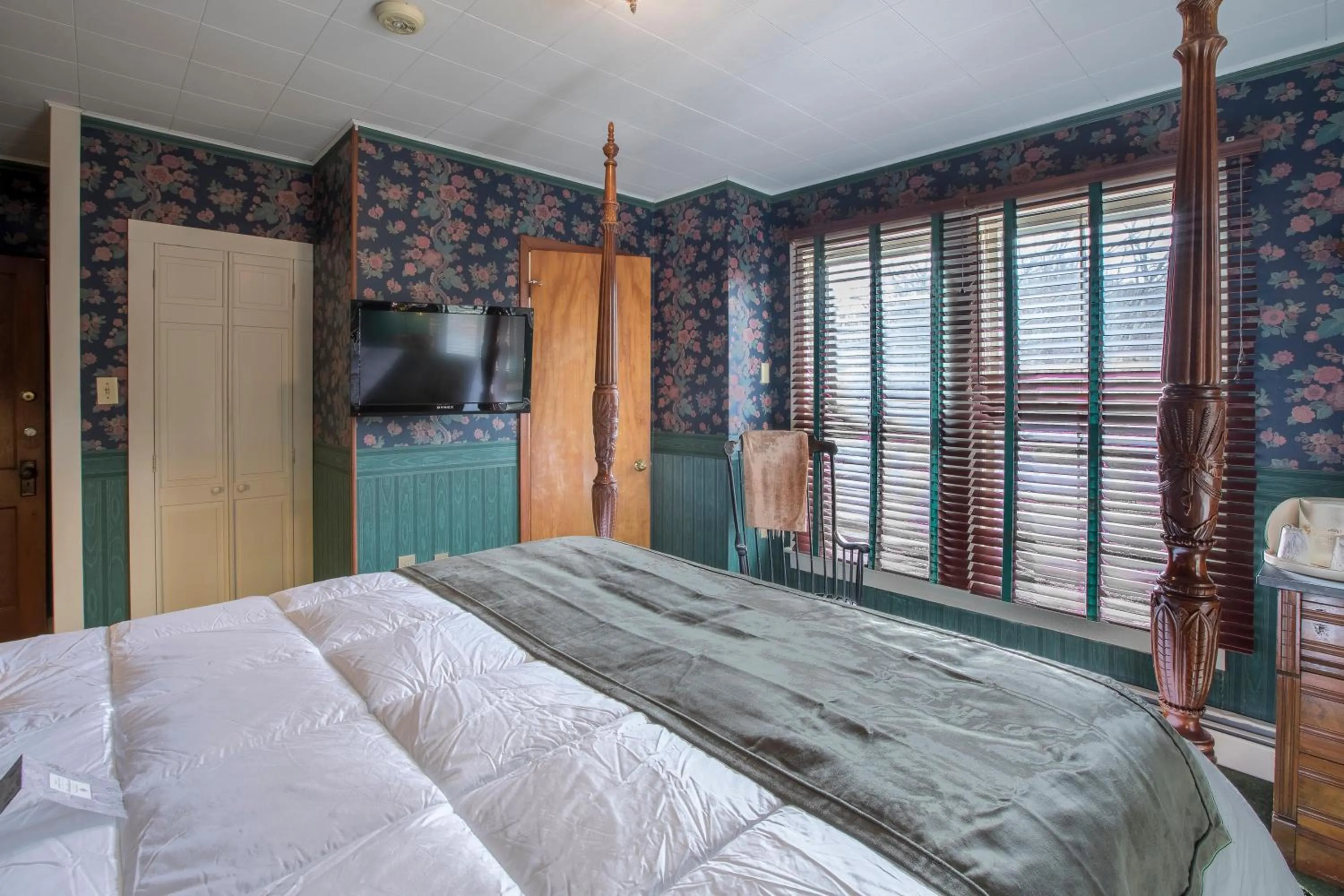 Queen Room in Stroudsmoor Country Inn