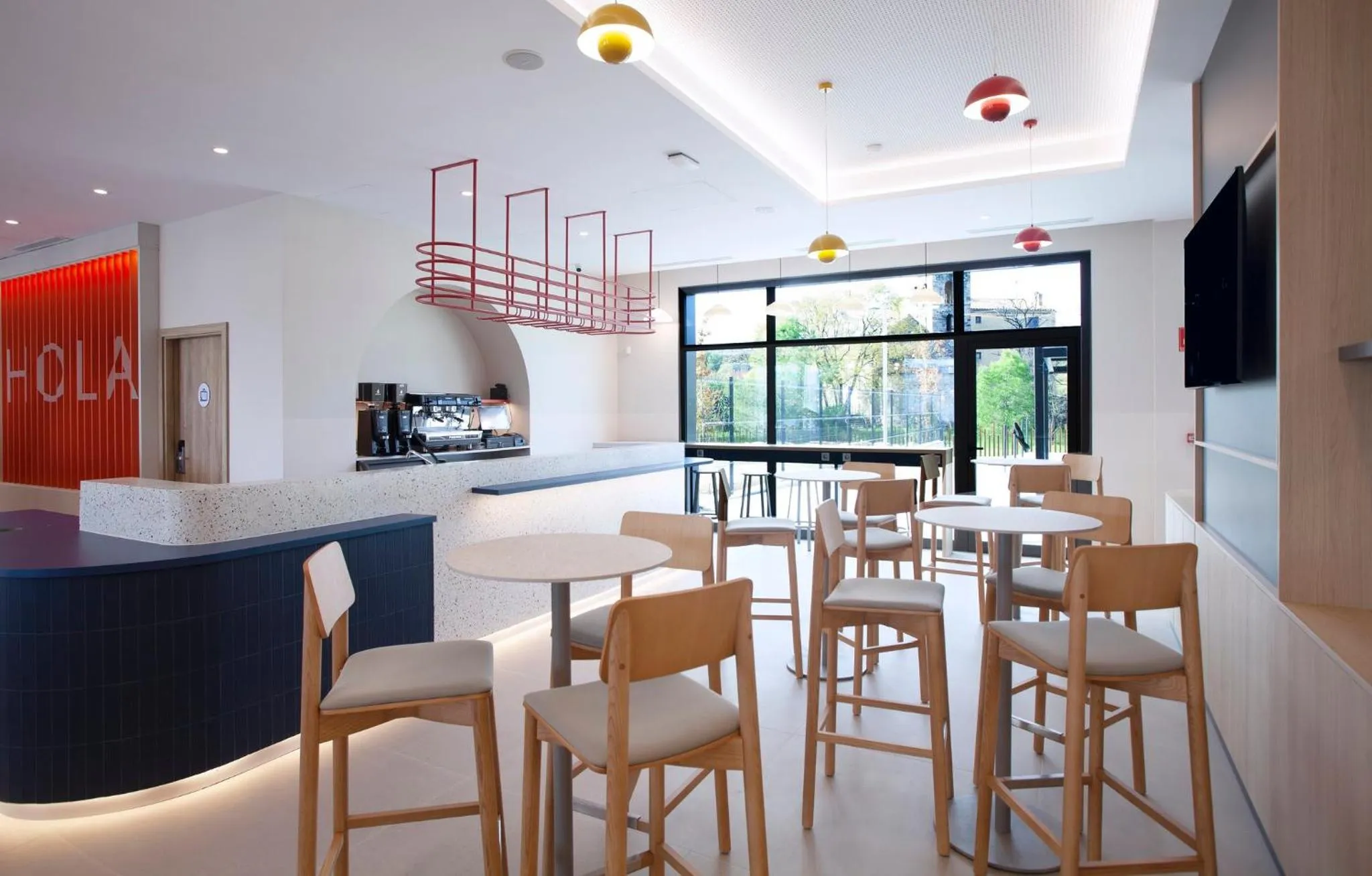 Lounge or bar in Holiday Inn Express & Suites Barcelona - Sabadell by IHG