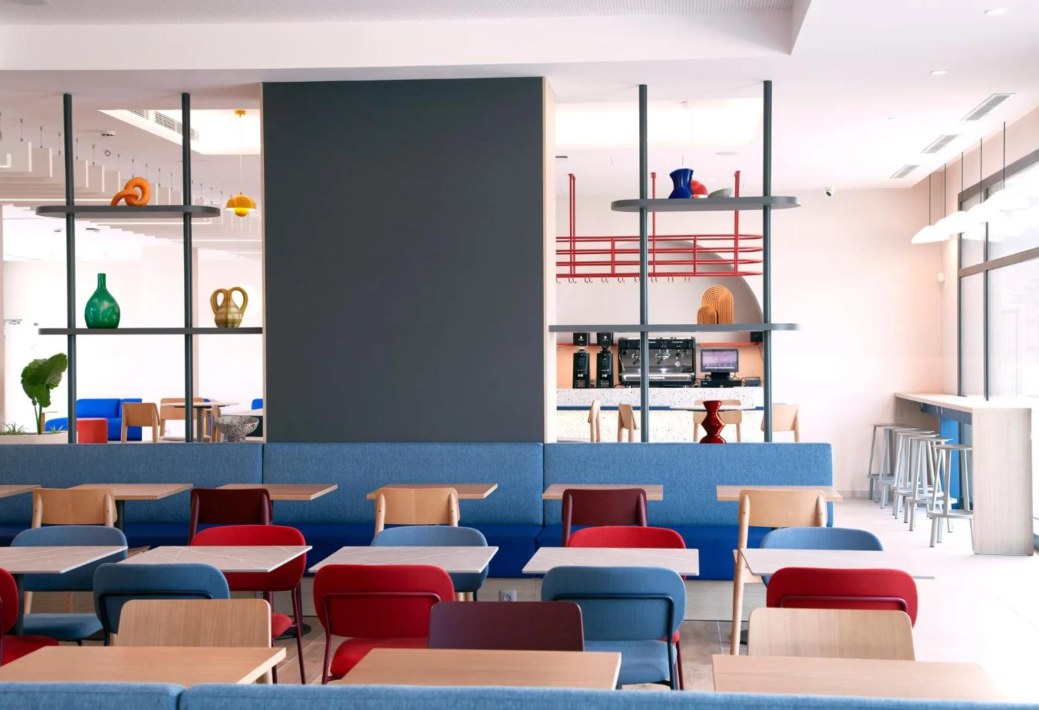 Lounge or bar in Holiday Inn Express & Suites Barcelona - Sabadell by IHG