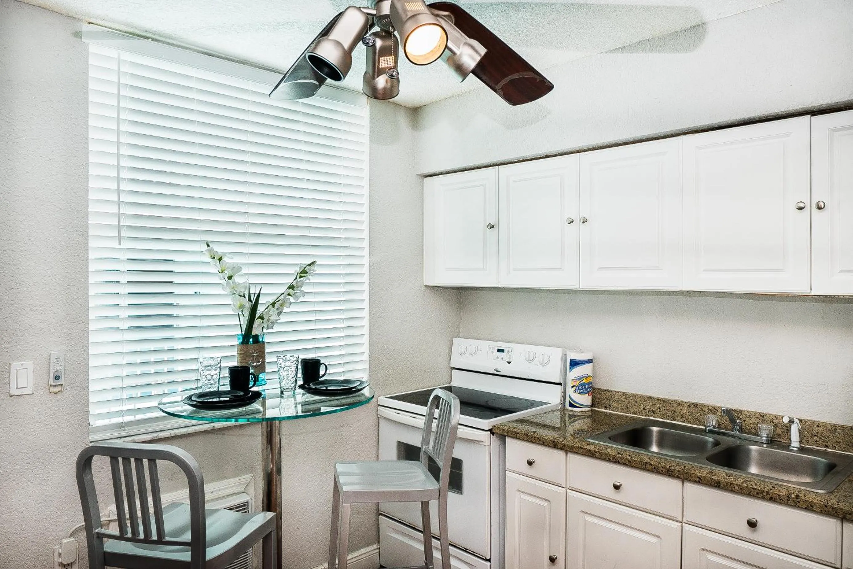 Kitchen or kitchenette in 713 Miami Beach Apartments