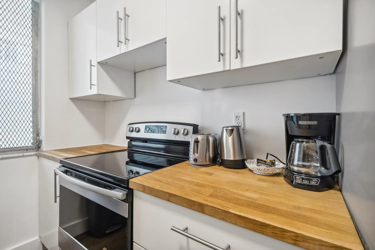 Kitchen or kitchenette in 713 Miami Beach Apartments