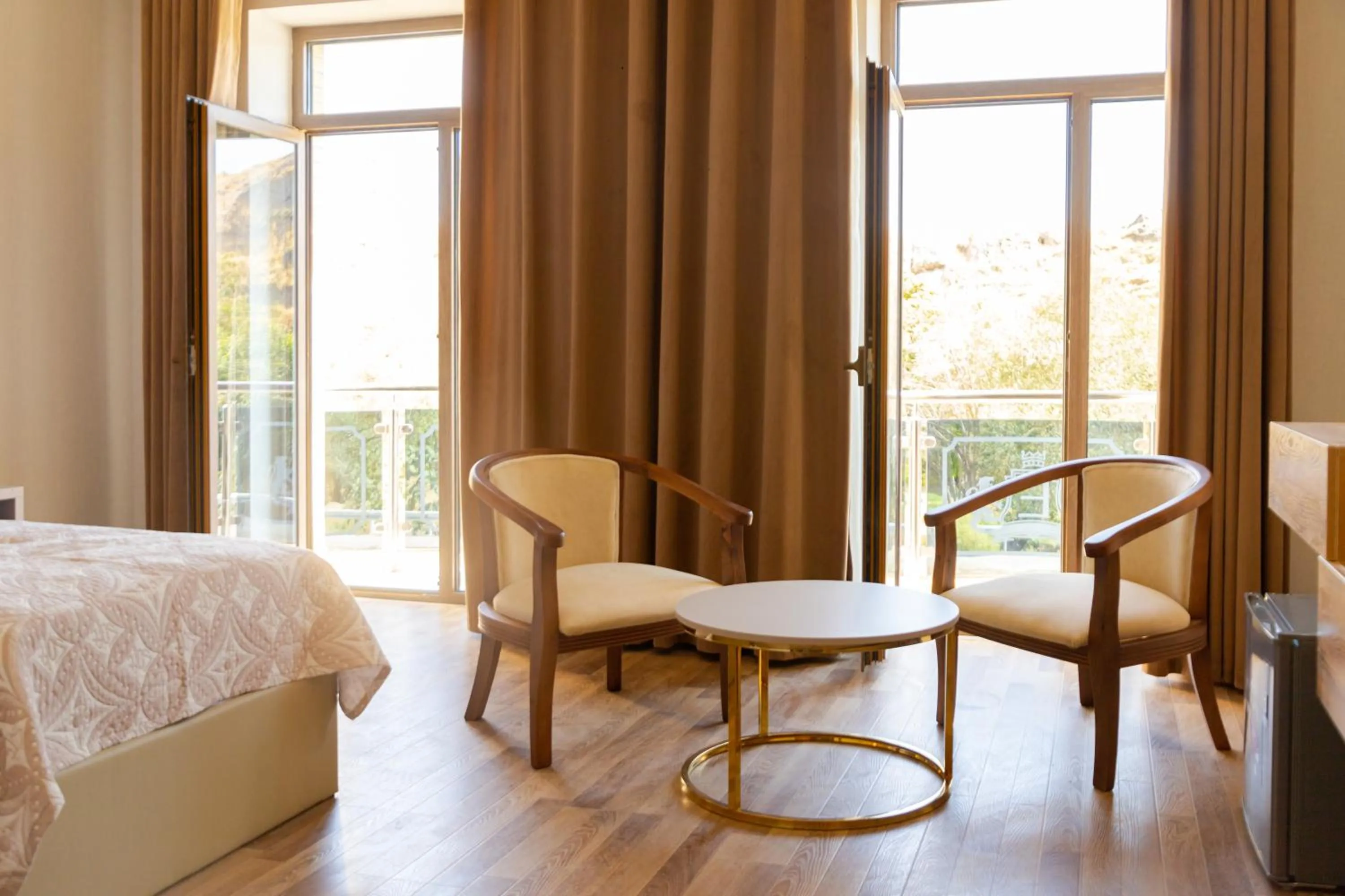 Balcony/Terrace, Bed in Karvon Plaza Hotel