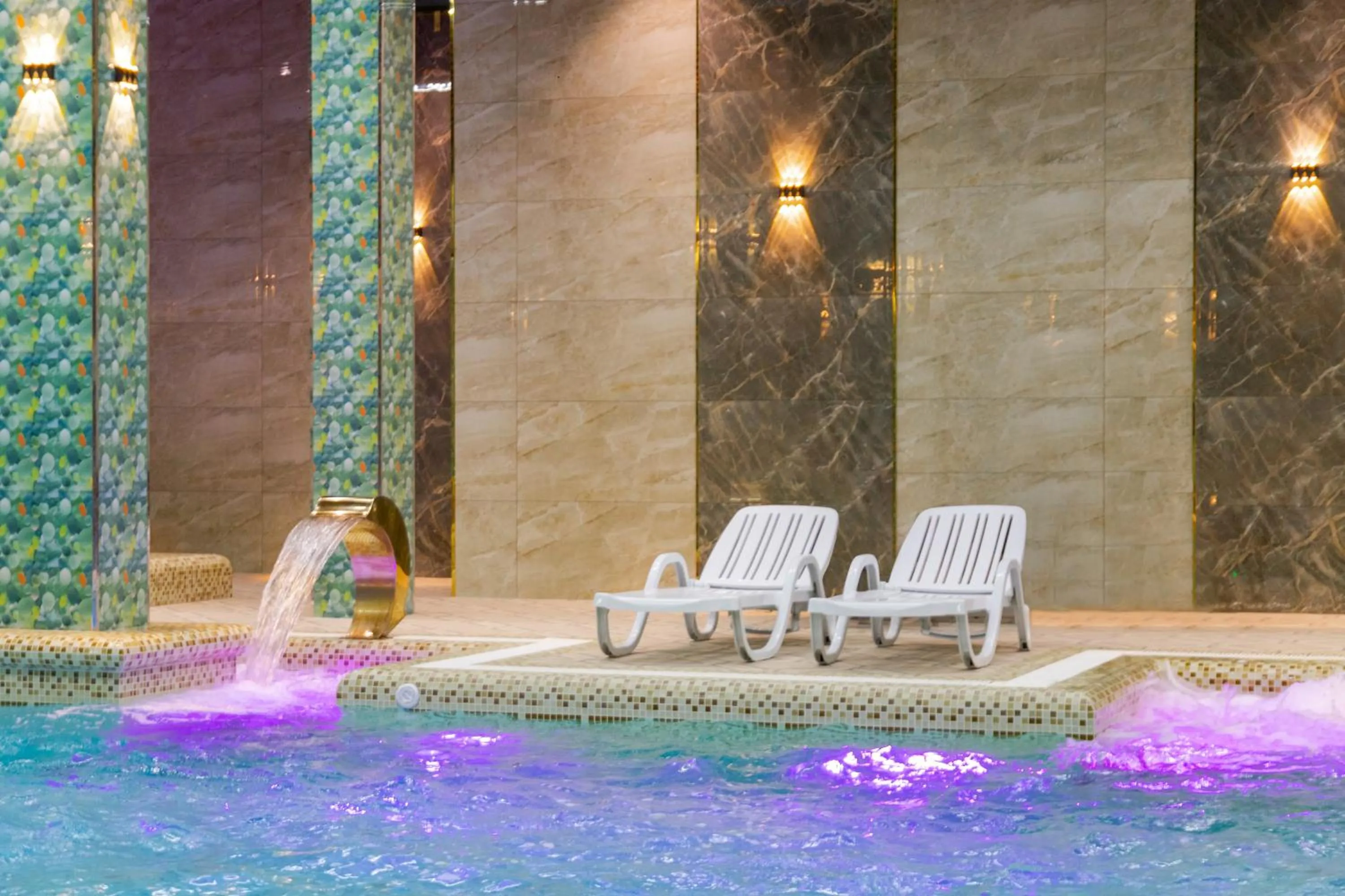 Swimming pool in Karvon Plaza Hotel