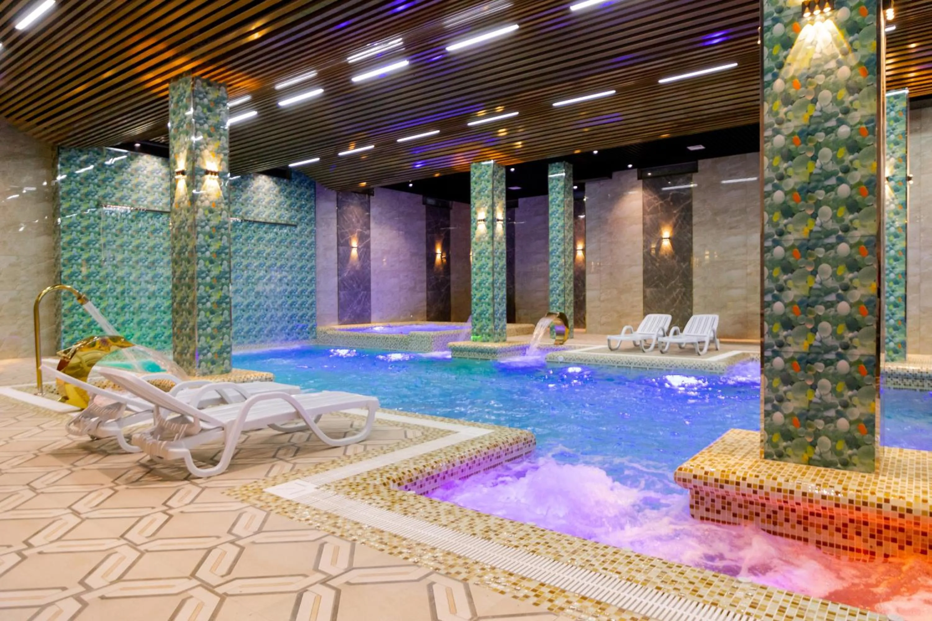 Hot Tub in Karvon Plaza Hotel