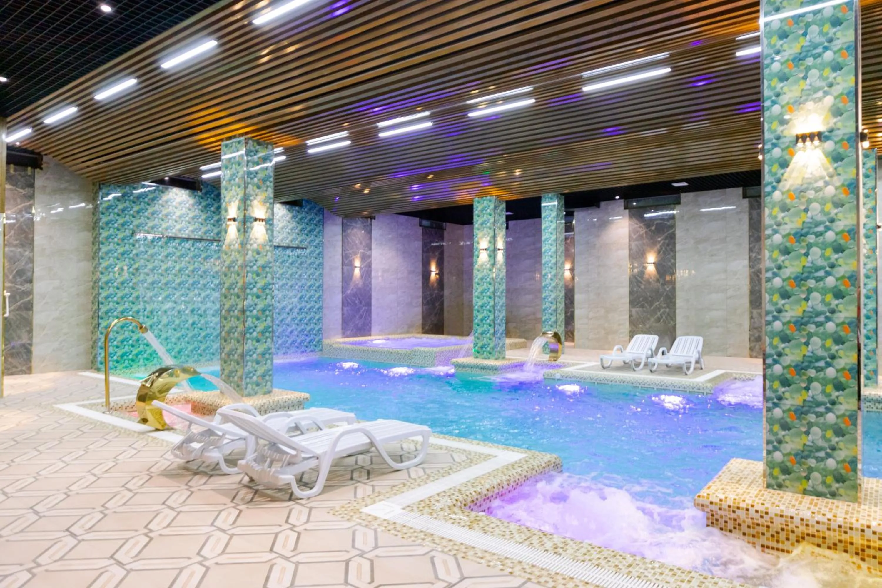 Swimming pool in Karvon Plaza Hotel