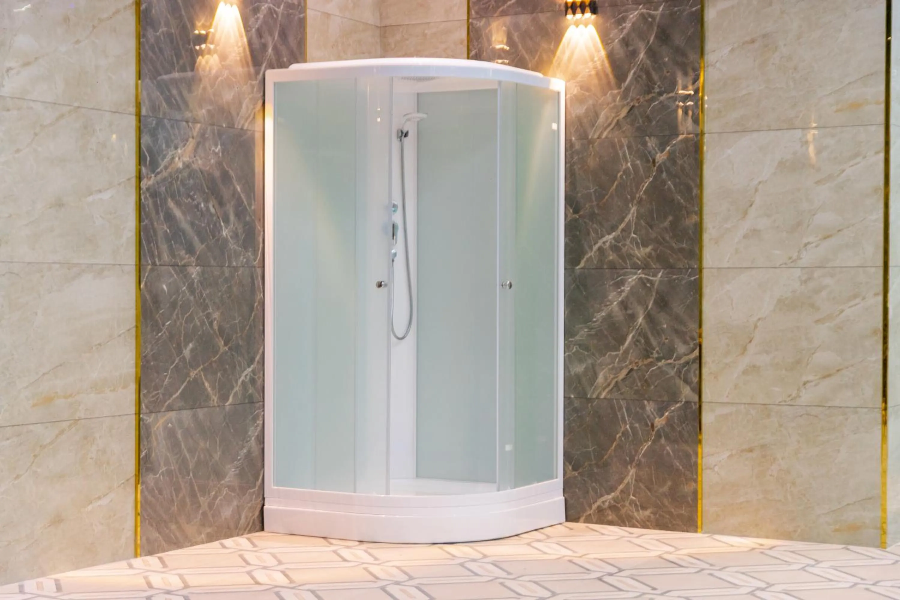 Shower in Karvon Plaza Hotel