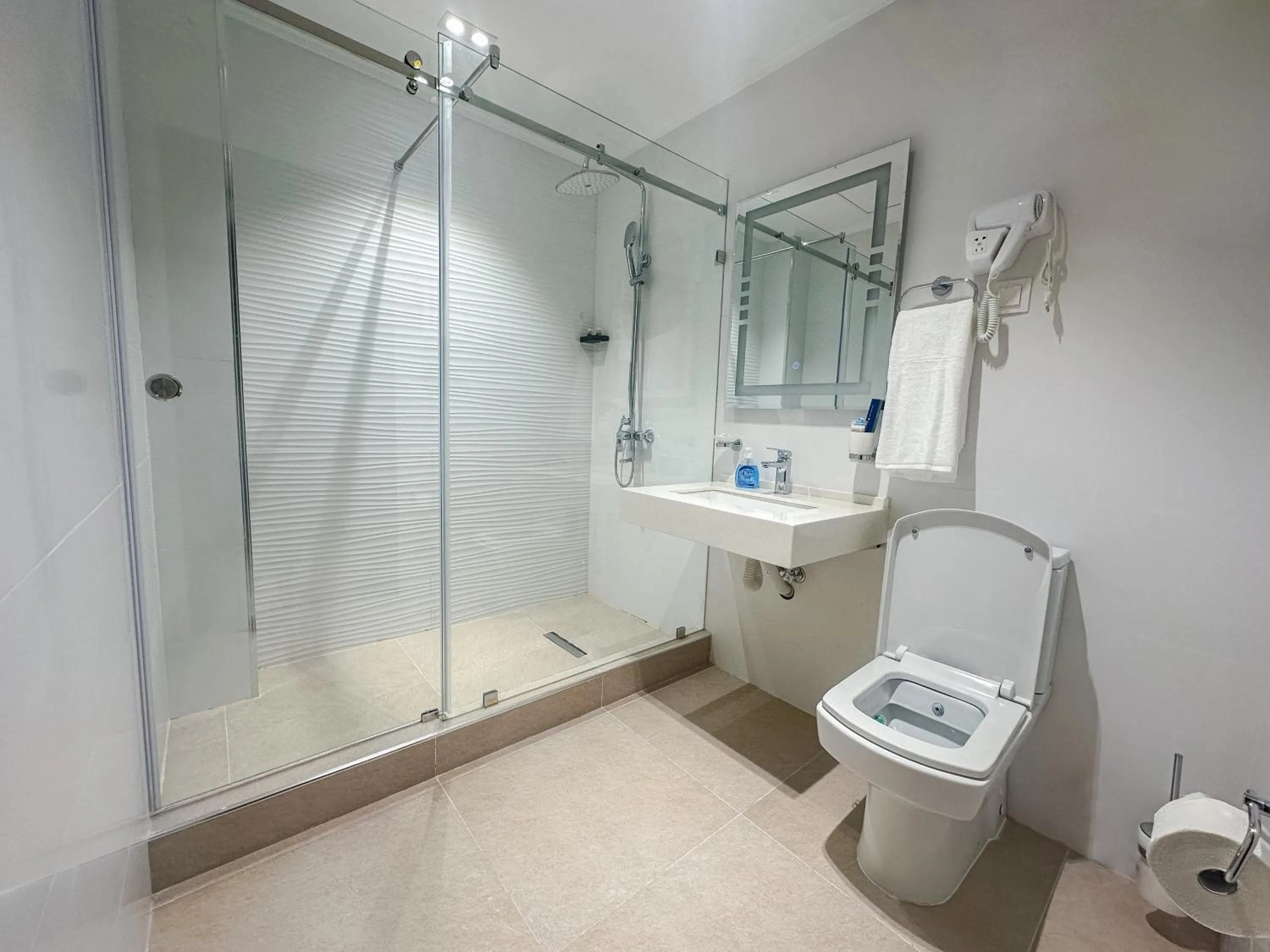 Shower in Karvon Plaza Hotel