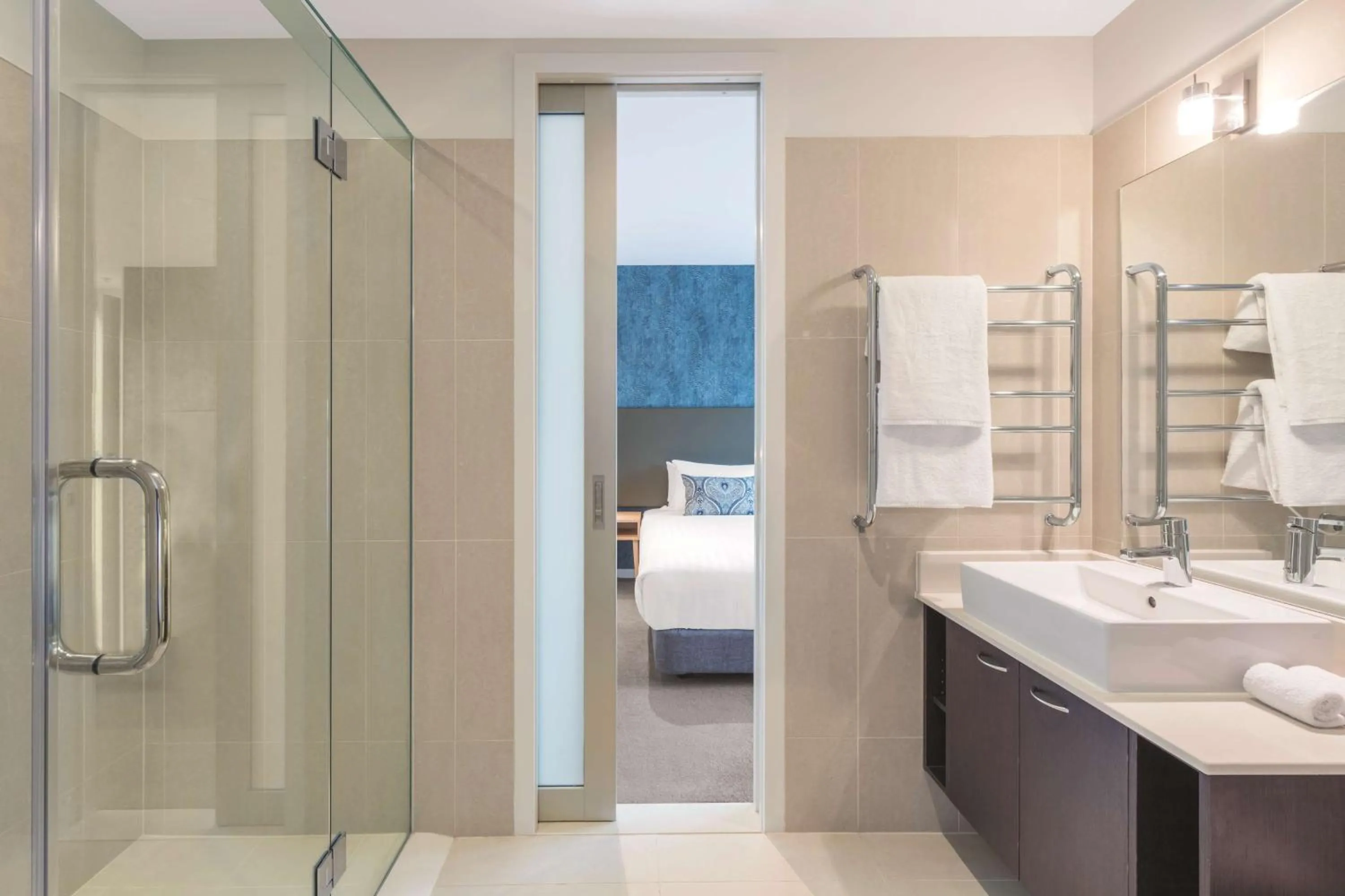 Bathroom, Bed in Adina Apartment Hotel Auckland Britomart