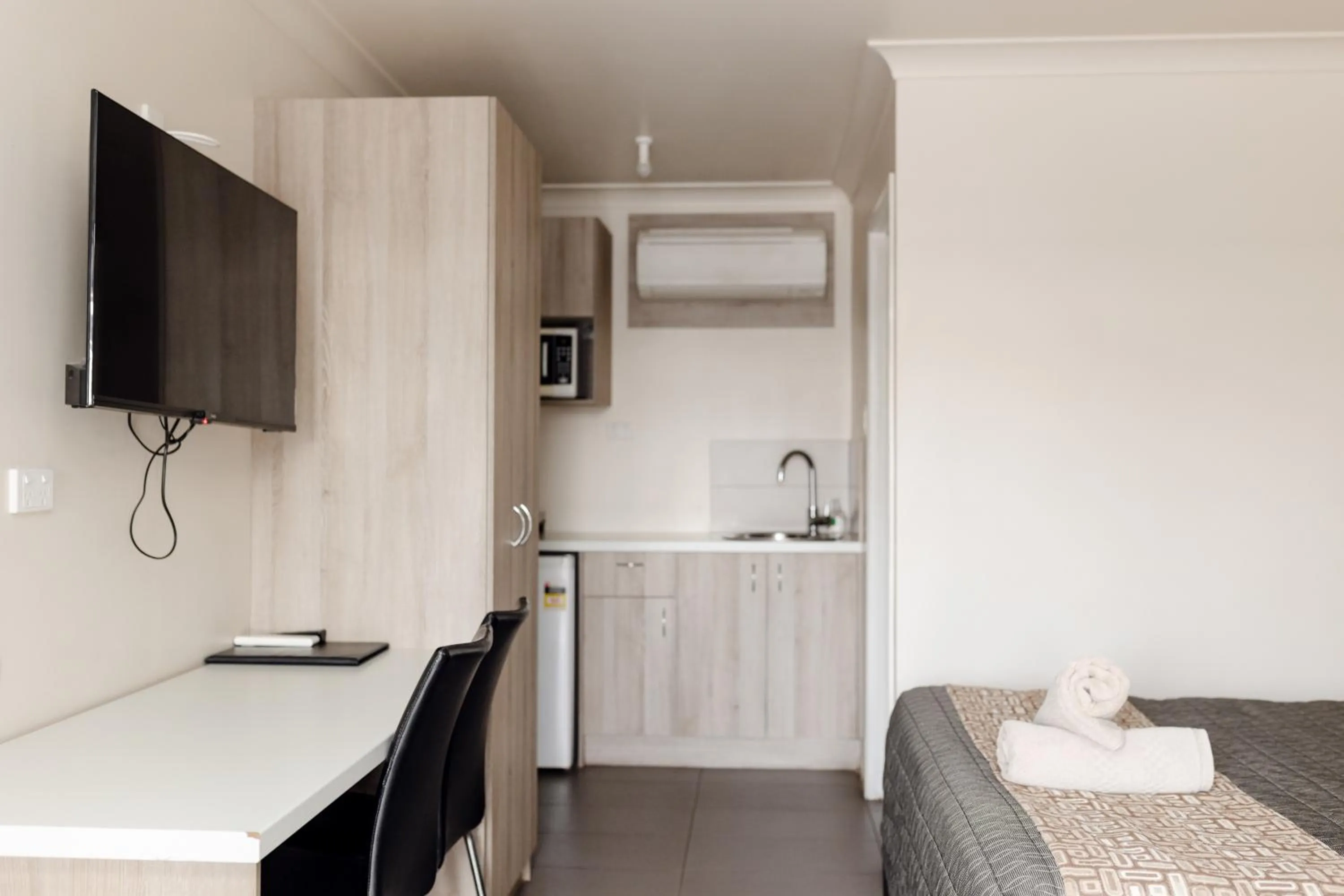 Bed in Starline Motor Inn