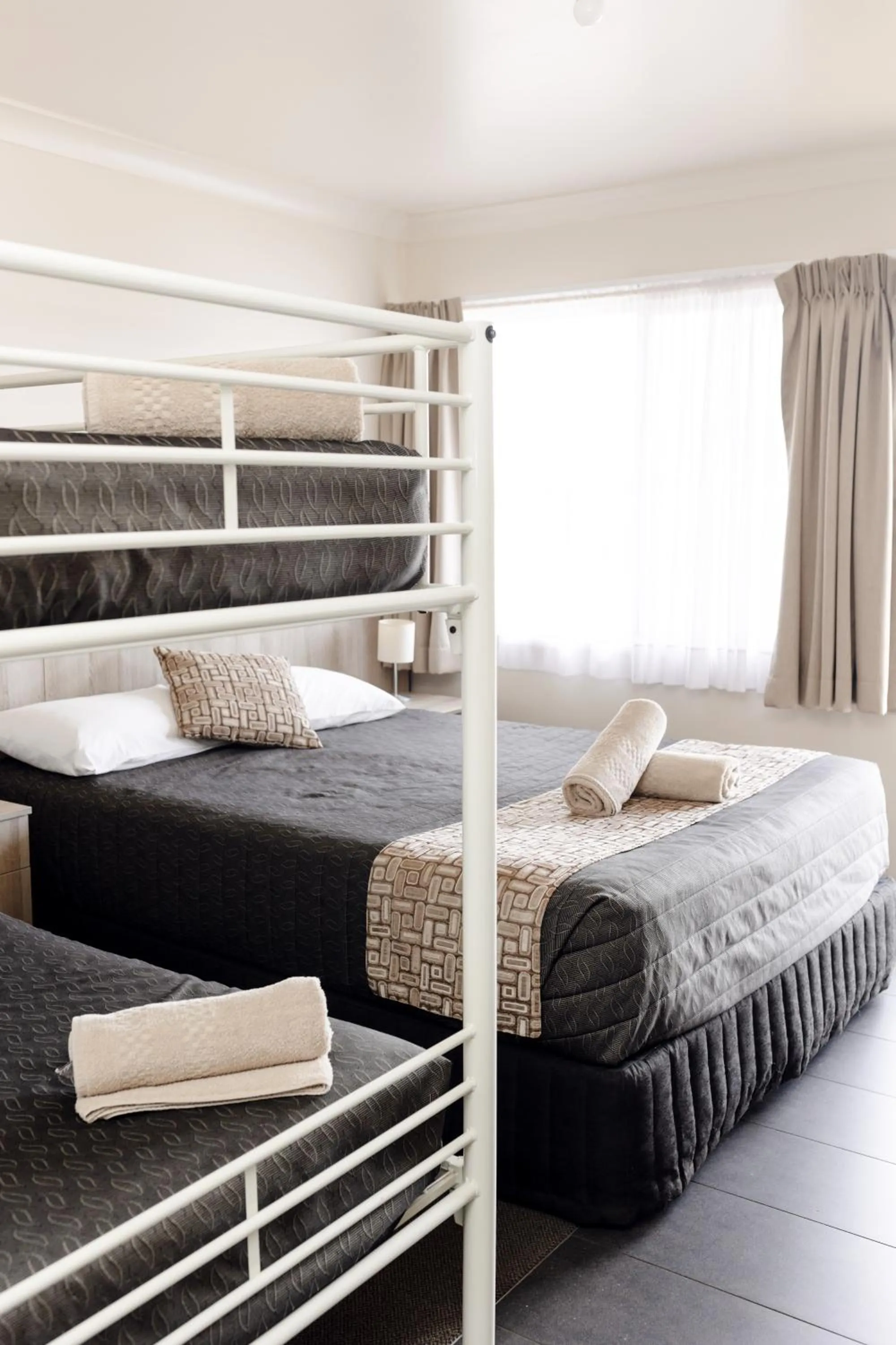 Photo of the whole room, Bed in Starline Motor Inn