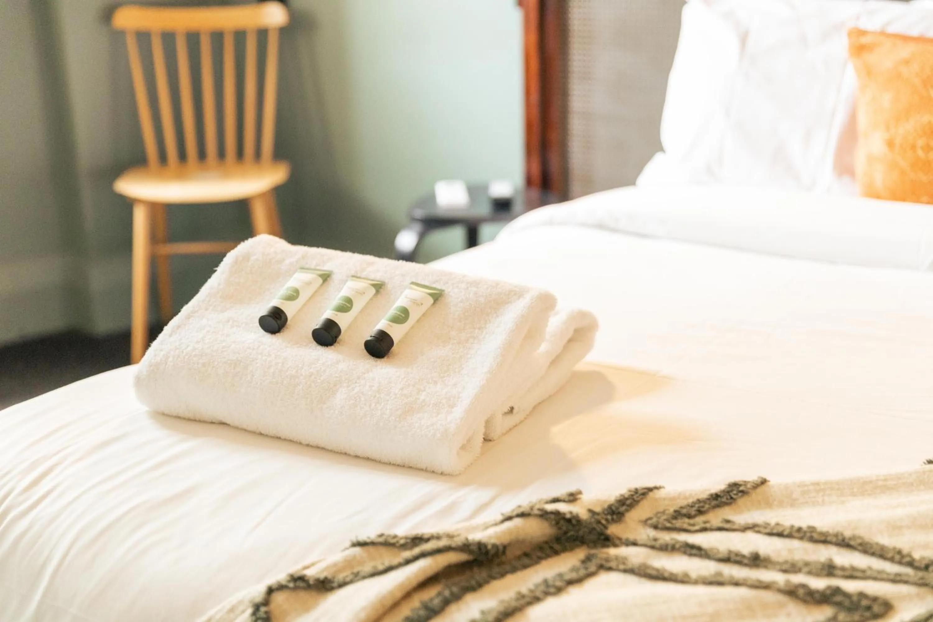 Bedroom, Bed in Darlo Bar Darlinghurst