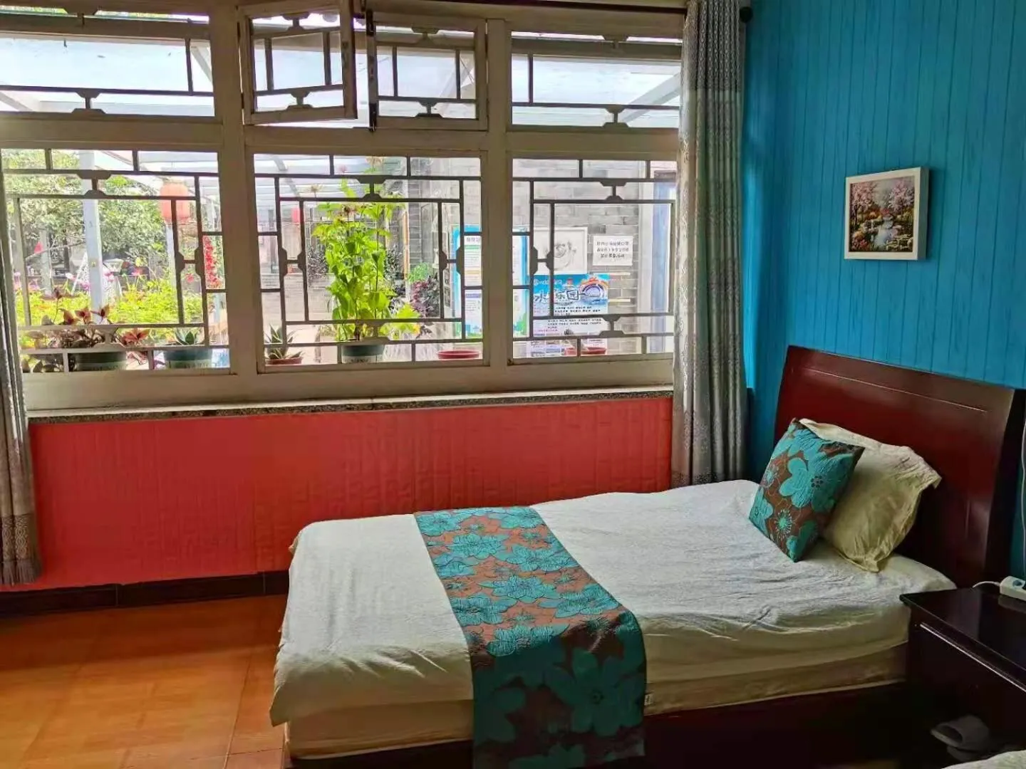 Bed in Beijing Badaling Great Wall Caos Courtyard Hostel 1VIP service 2Ancient style Chinese yard 3 only 15 minutes walk to the Badaling Great Wall 4 be your free advisor 5 offer private guided tour 6 experience local food and culutre