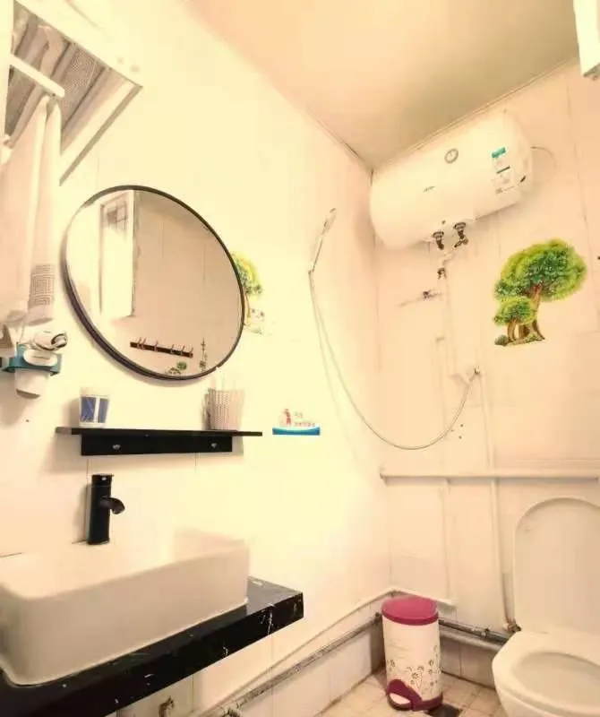 Bathroom in Beijing Badaling Great Wall Caos Courtyard Hostel 1VIP service 2Ancient style Chinese yard 3 only 15 minutes walk to the Badaling Great Wall 4 be your free advisor 5 offer private guided tour 6 experience local food and culutre