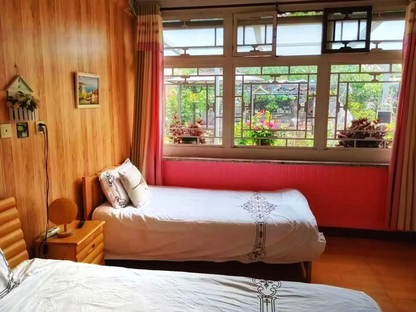 Bed in Beijing Badaling Great Wall Caos Courtyard Hostel 1VIP service 2Ancient style Chinese yard 3 only 15 minutes walk to the Badaling Great Wall 4 be your free advisor 5 offer private guided tour 6 experience local food and culutre