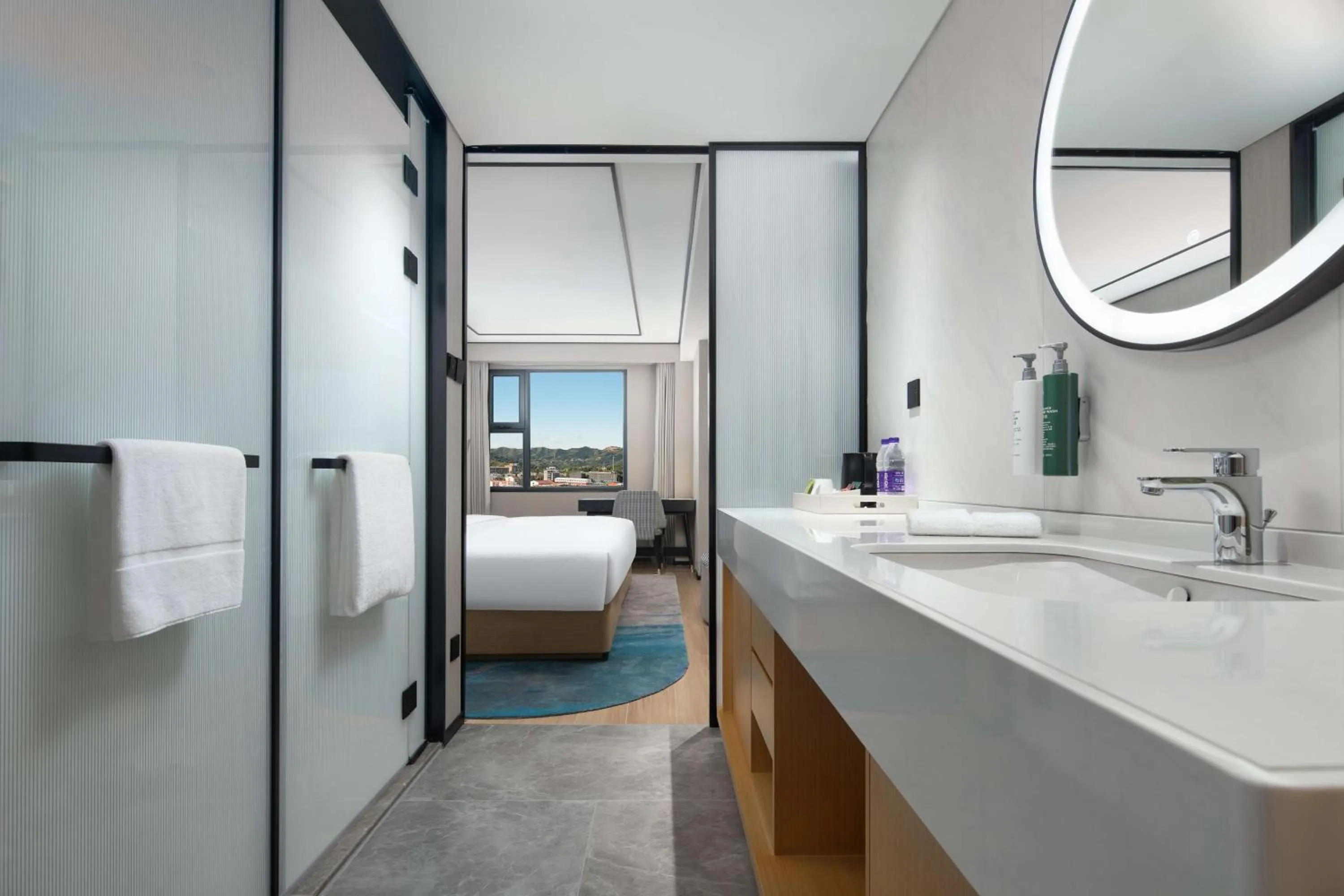 Bathroom, Bed in Hilton Garden Inn Chengde Mountain Resort