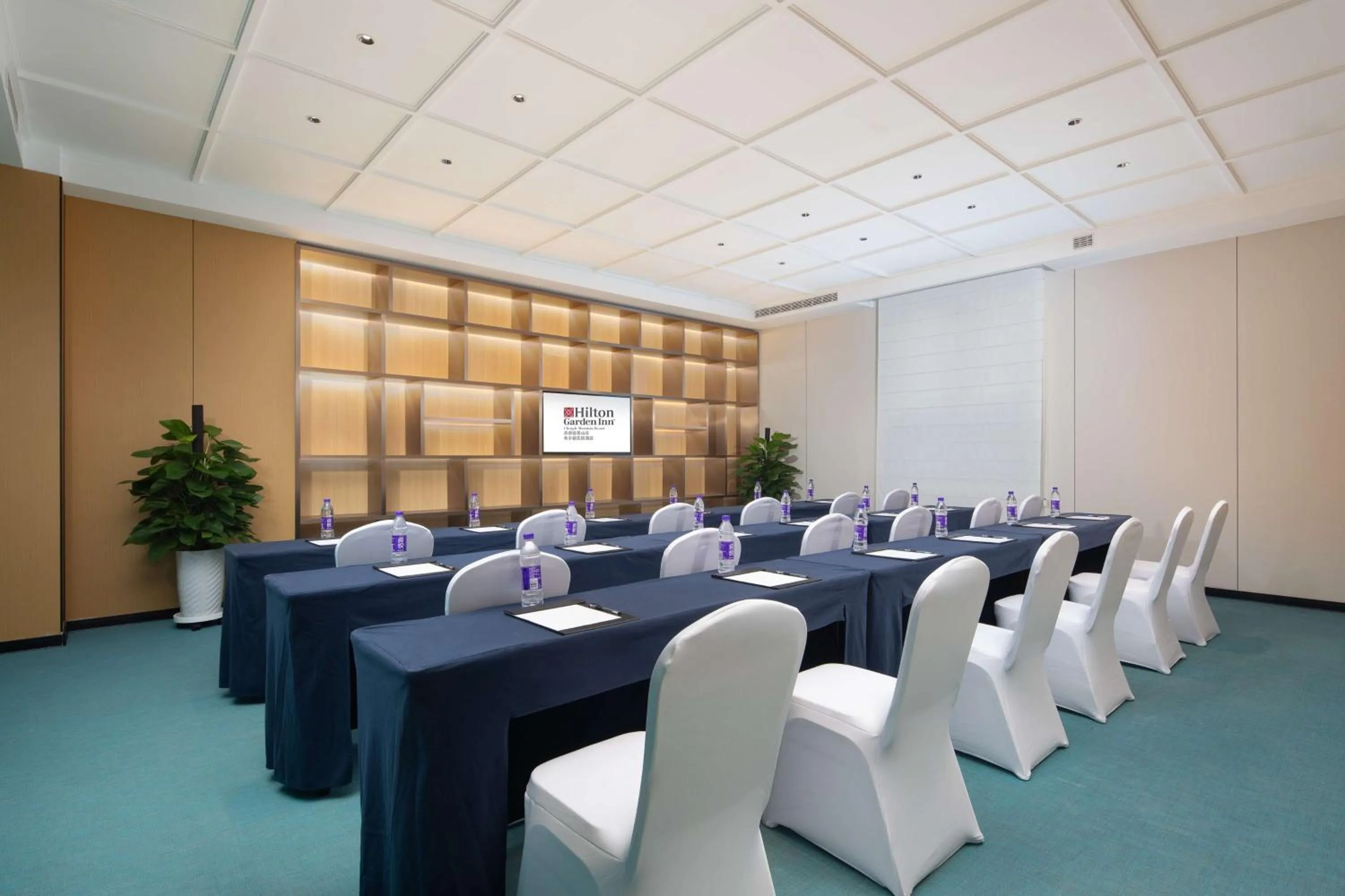 Meeting/conference room in Hilton Garden Inn Chengde Mountain Resort
