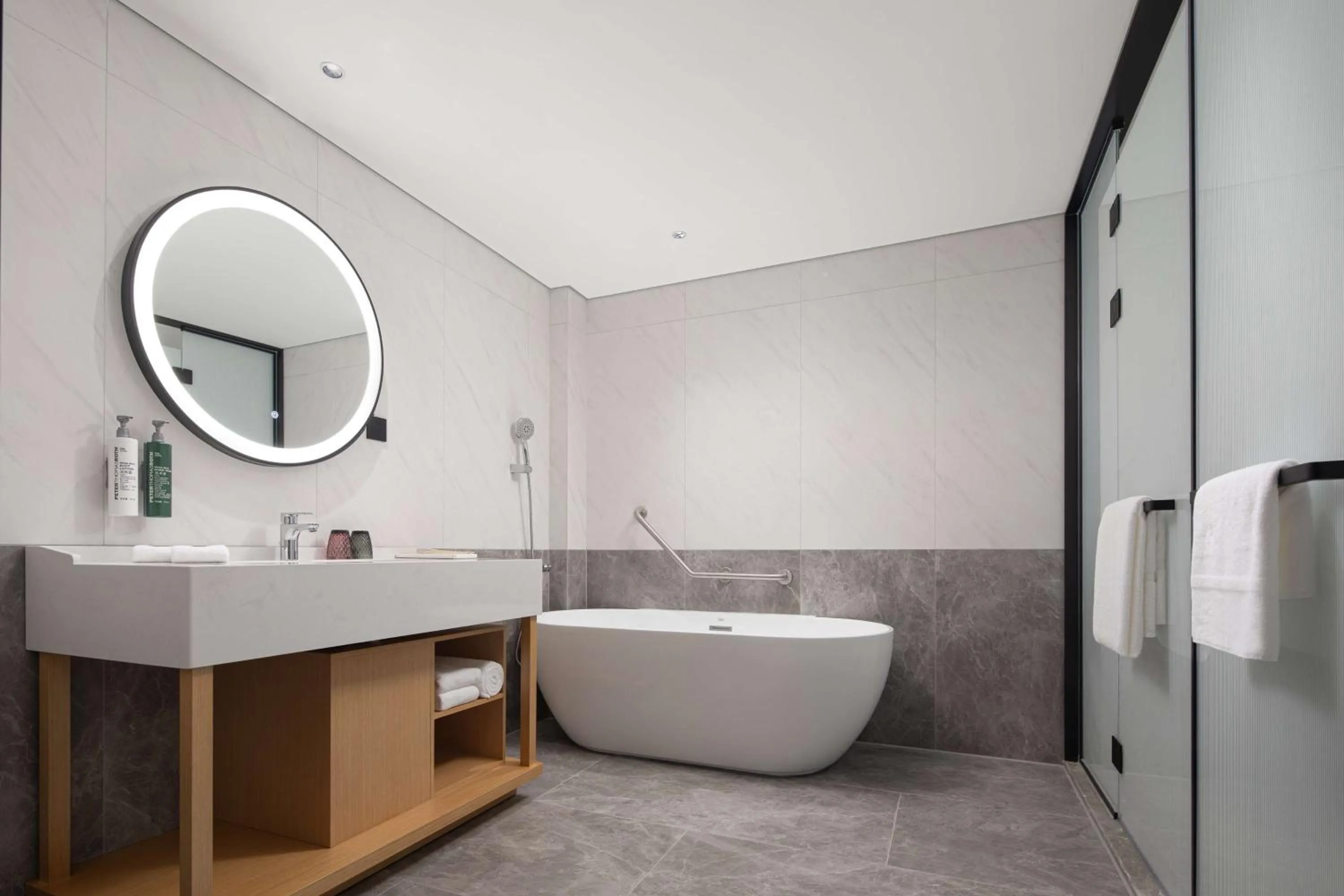 Bathroom in Hilton Garden Inn Chengde Mountain Resort