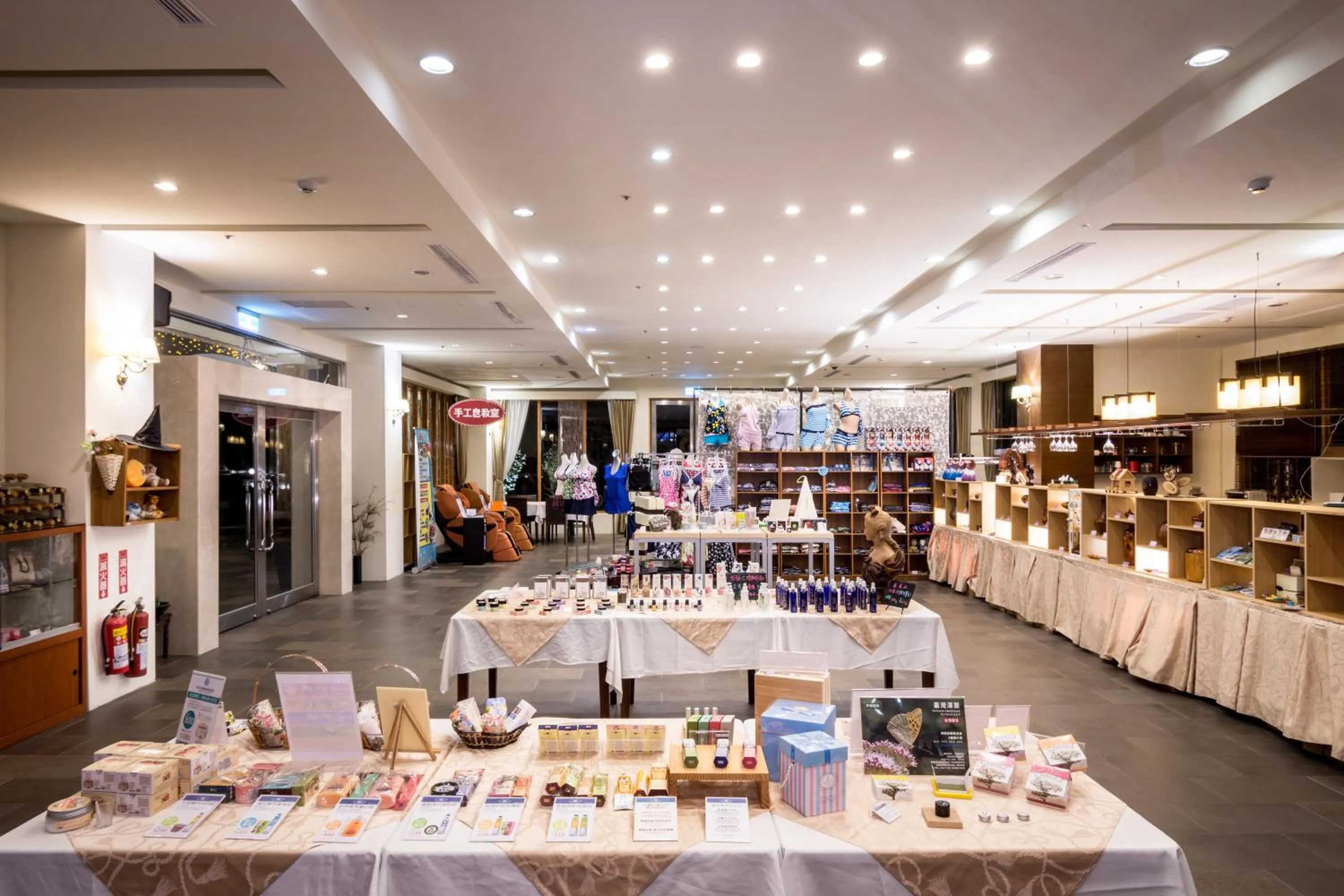 On-site shops, Restaurant/Places to Eat in Crystal Resort