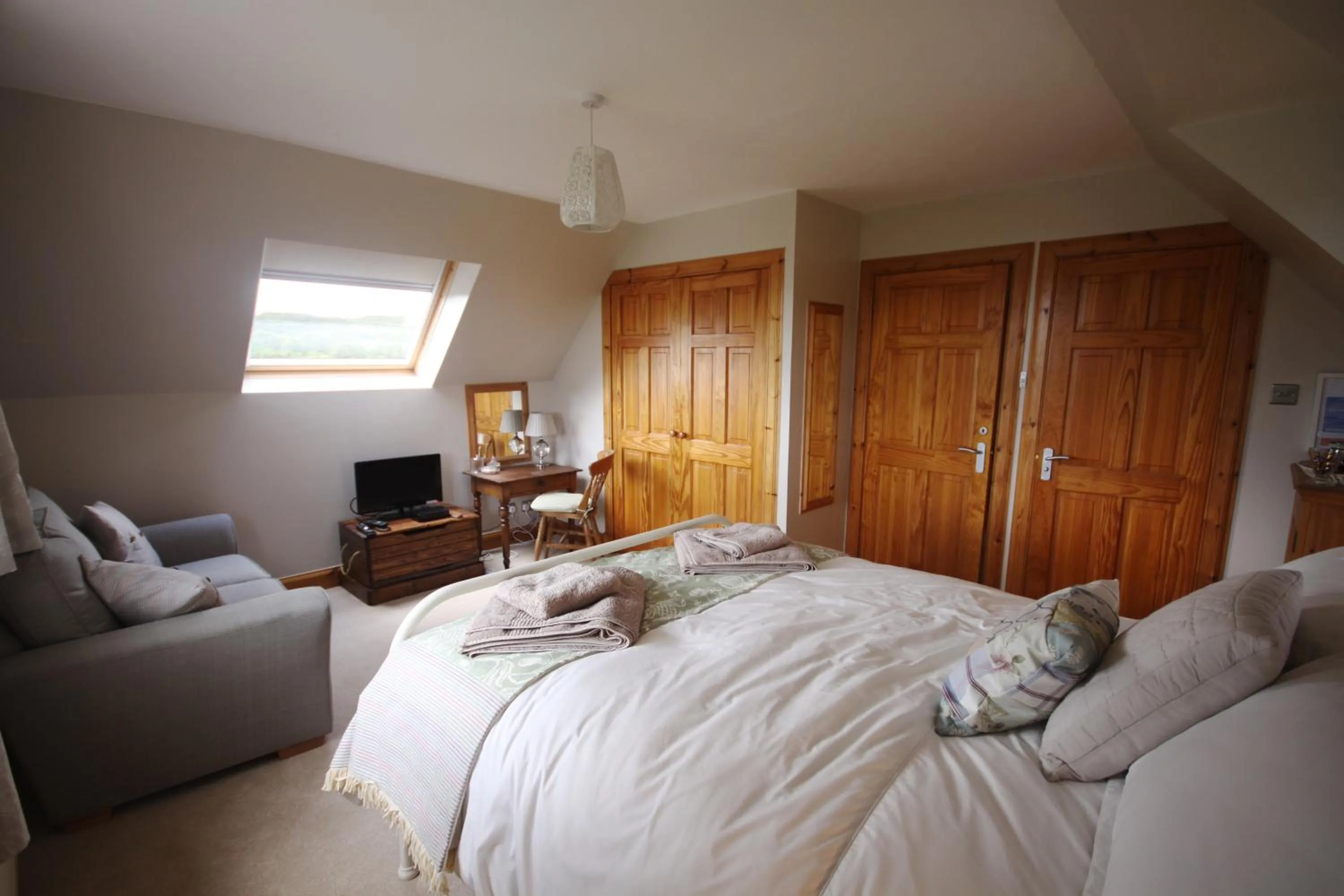 Bedroom, Bed in Off The Hill B&B