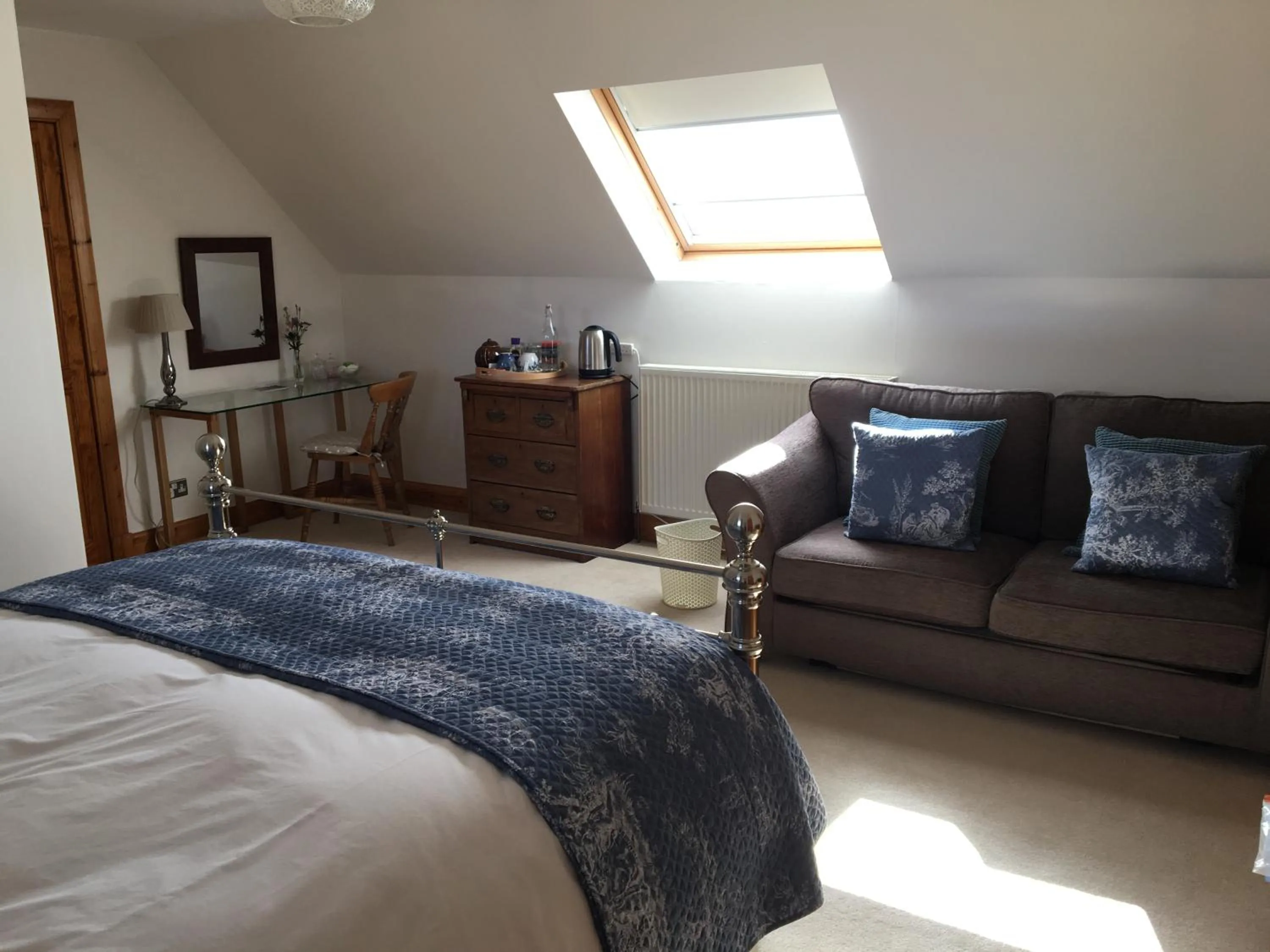 Photo of the whole room, Bed in Off The Hill B&B