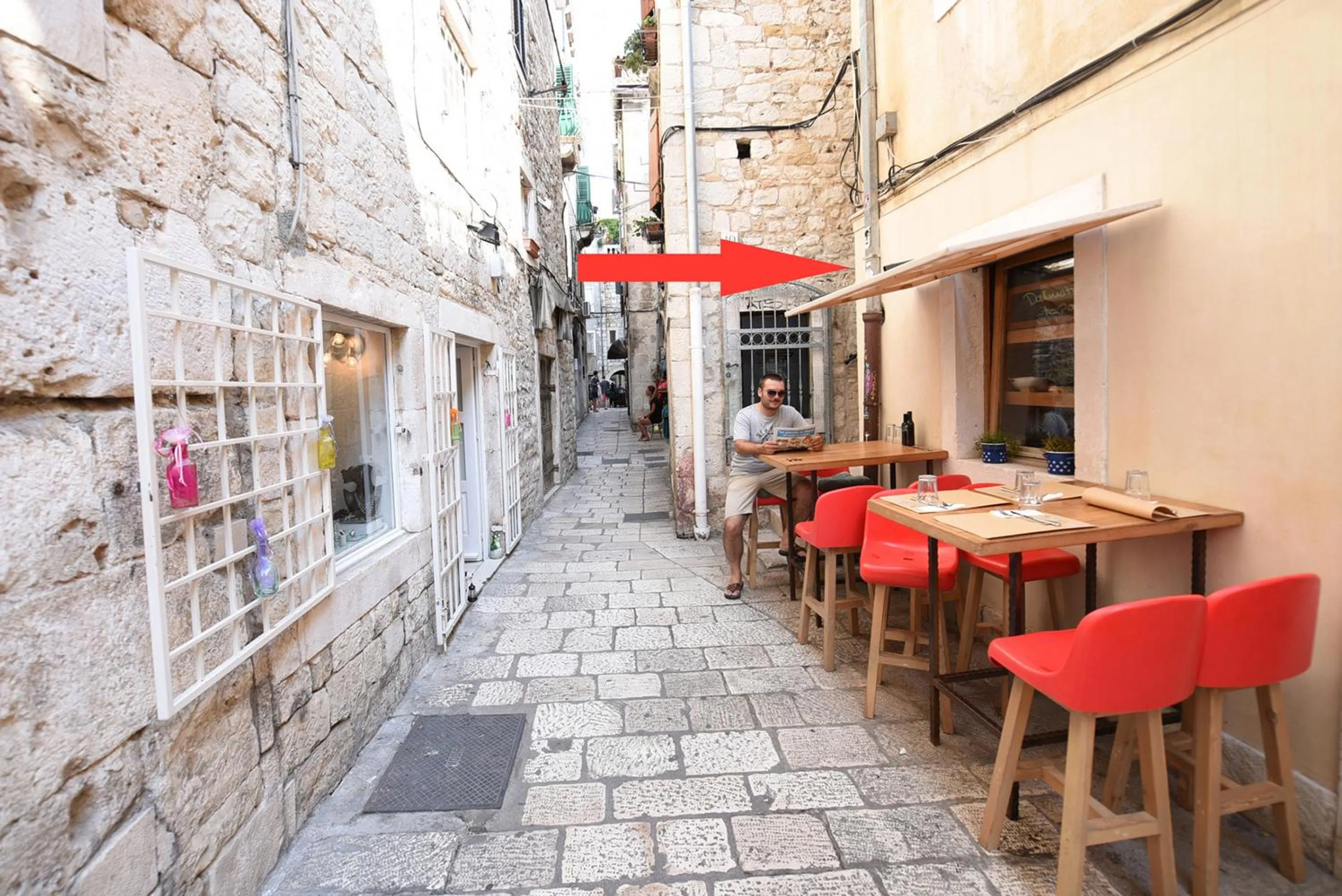 Restaurant/places to eat in Pylon Rooms