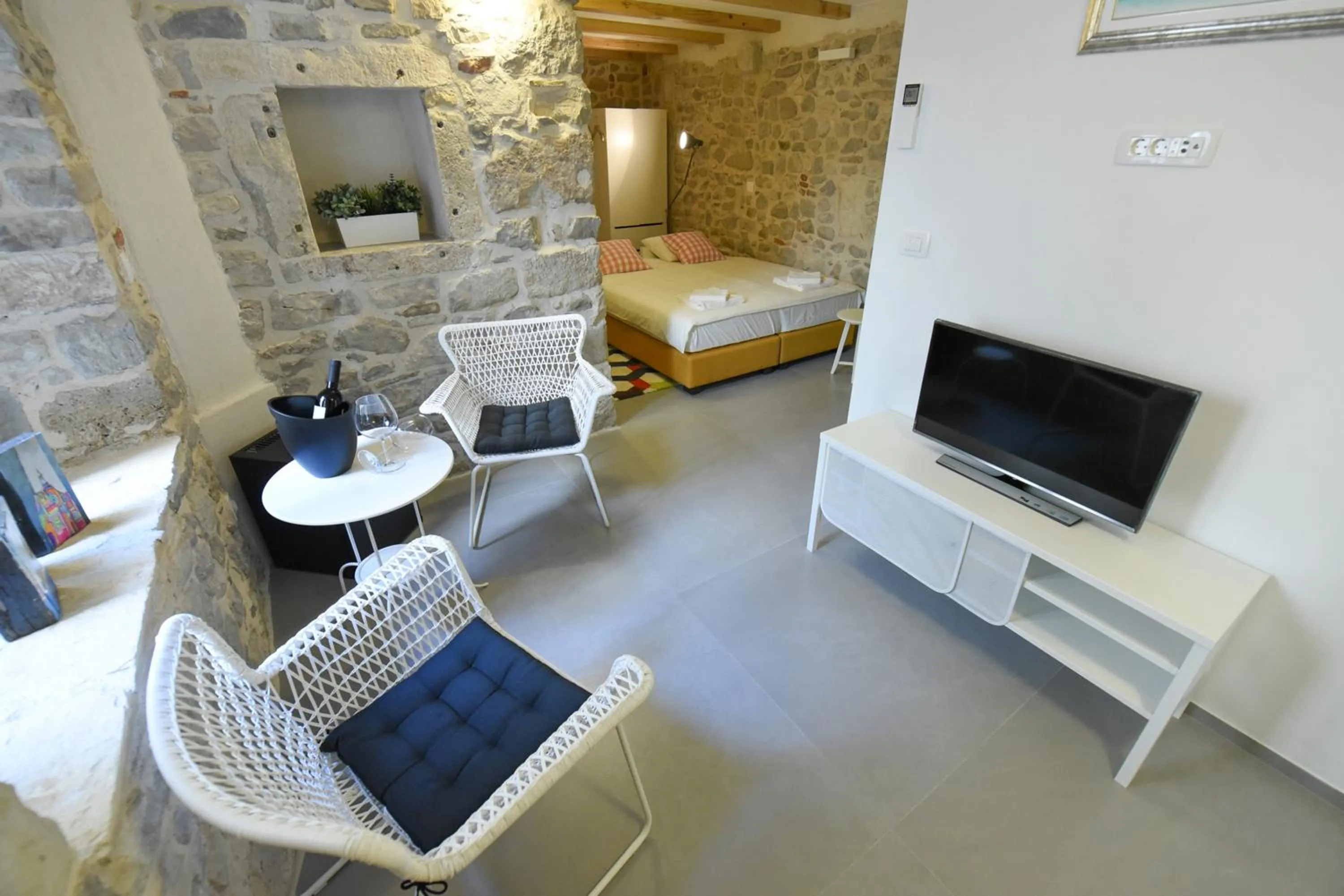 Living room, Bed in Pylon Rooms