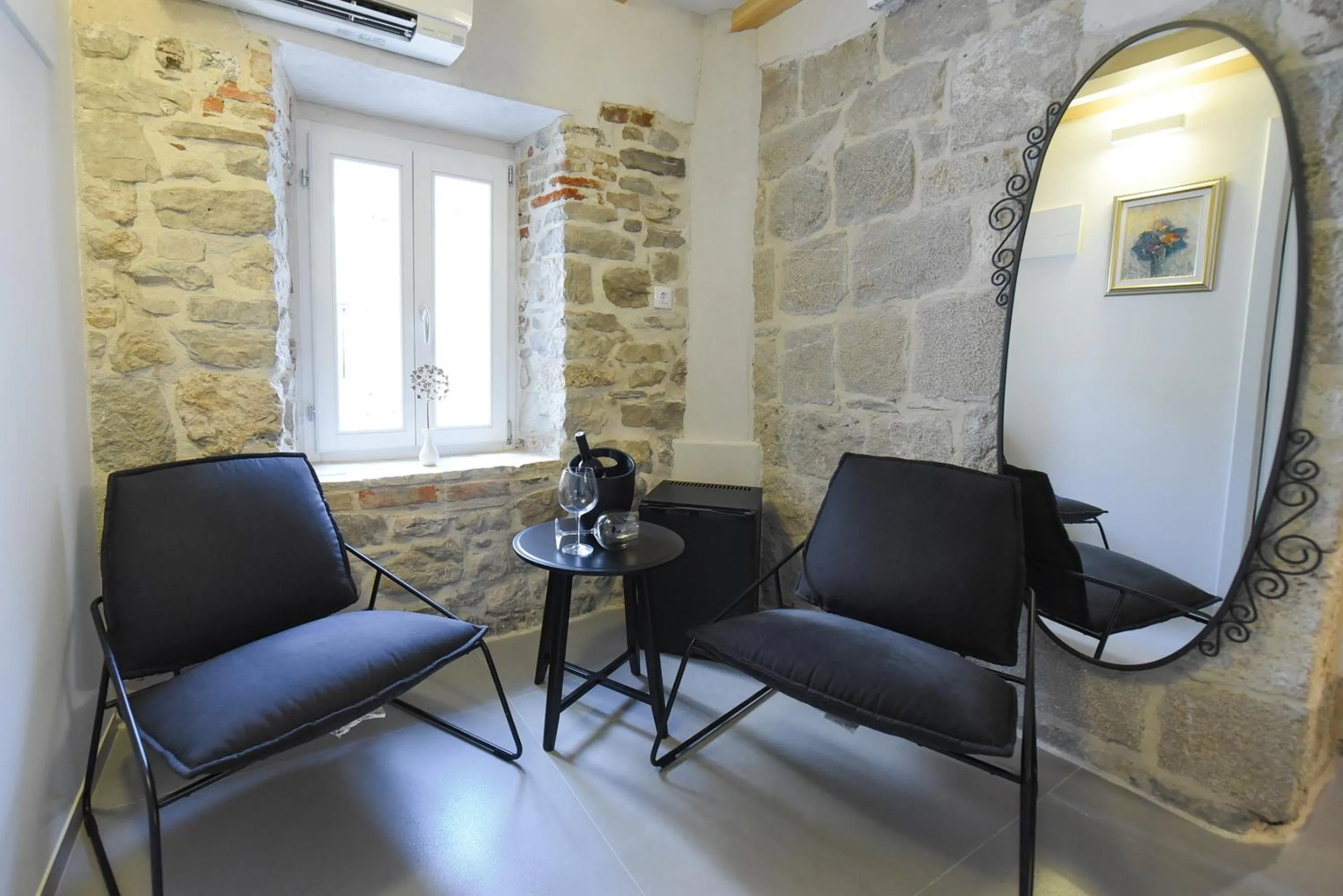 Living room in Pylon Rooms