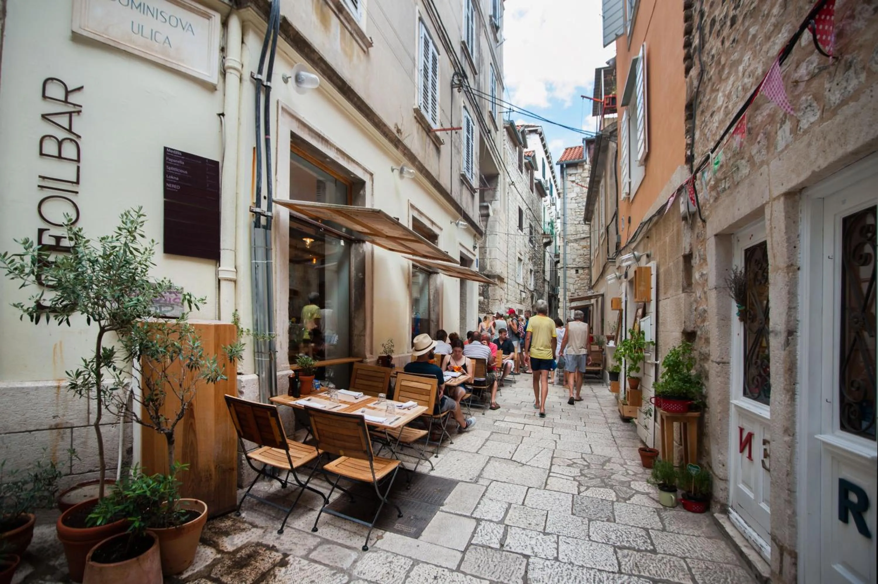 Restaurant/places to eat in Pylon Rooms