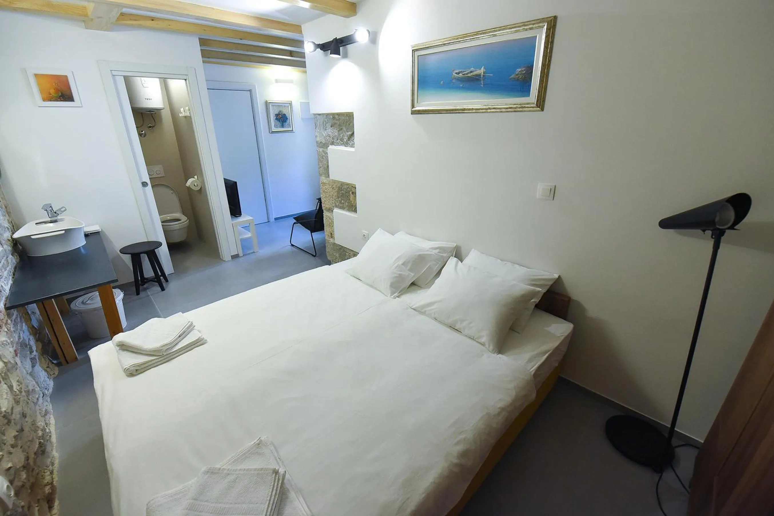 Bedroom, Bed in Pylon Rooms