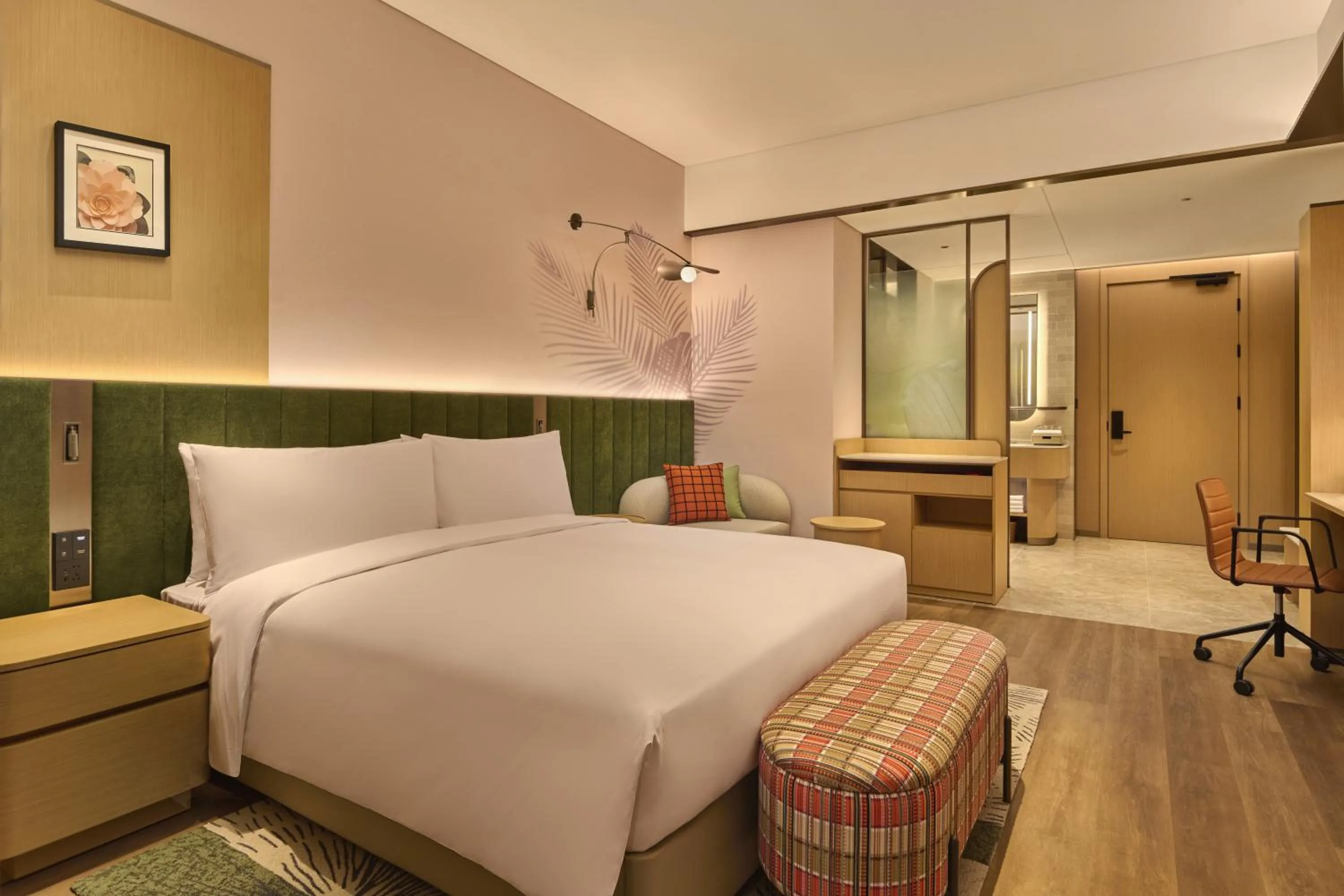 Photo of the whole room, Bed in Hilton Garden Inn Chongqing Central Park