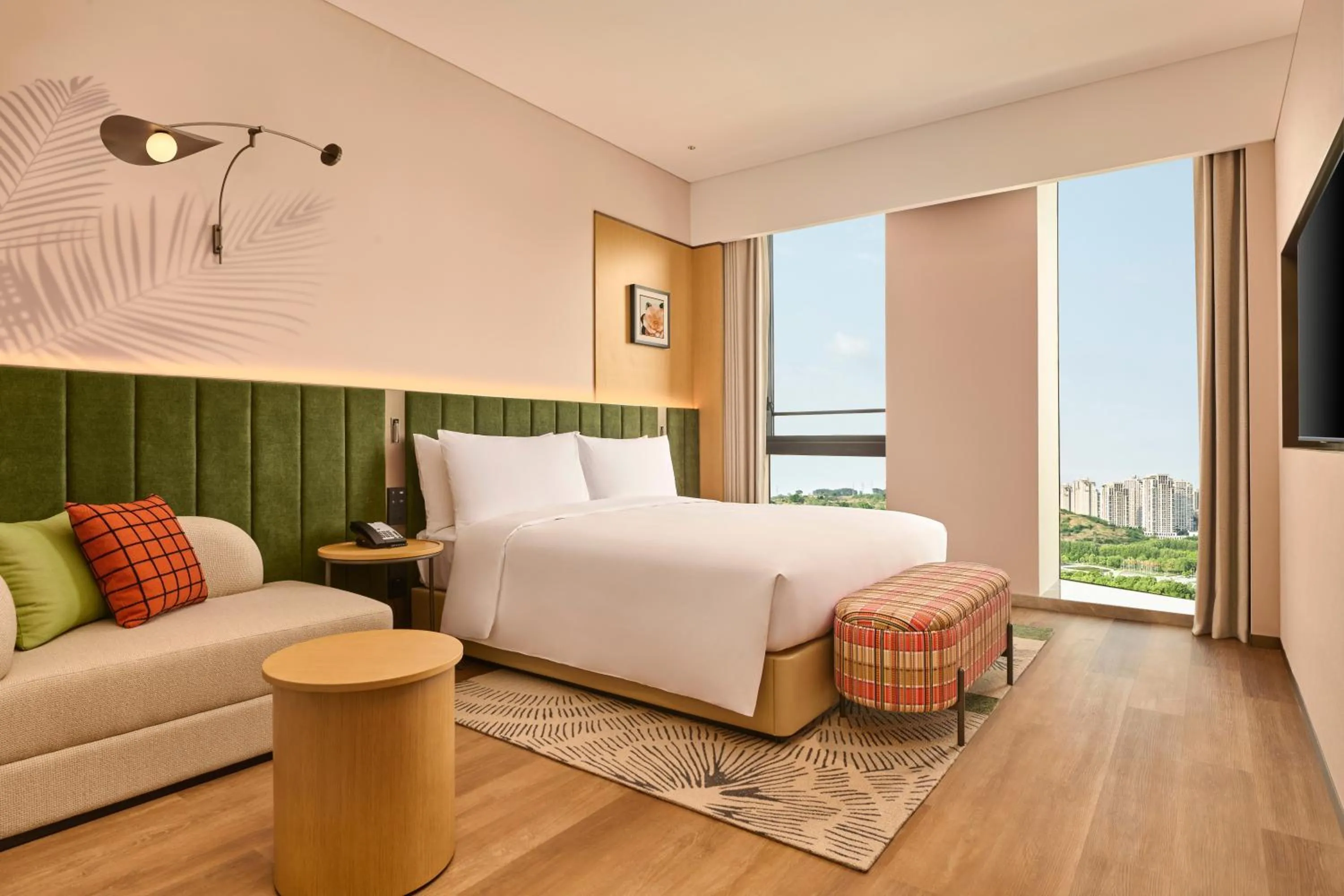 Photo of the whole room, Bed in Hilton Garden Inn Chongqing Central Park