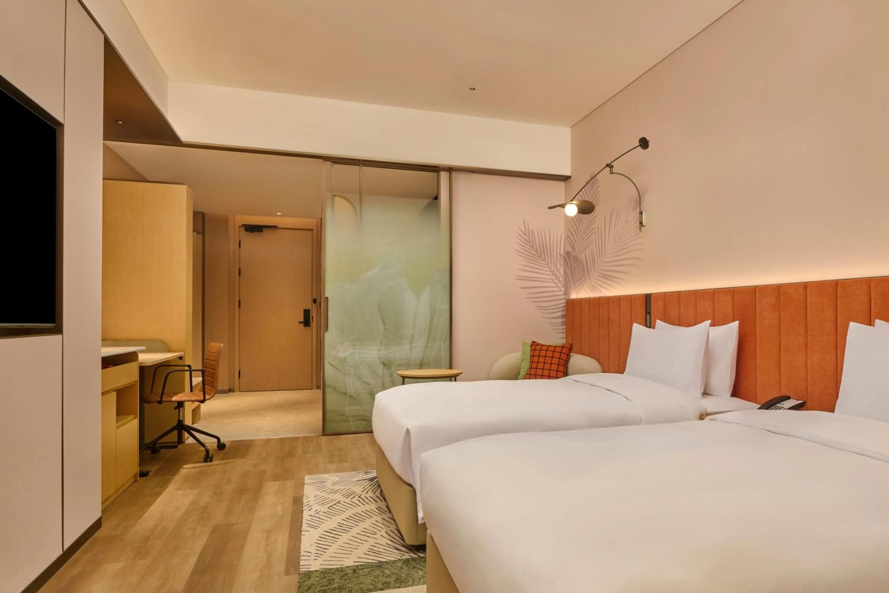 Photo of the whole room, Bed in Hilton Garden Inn Chongqing Central Park