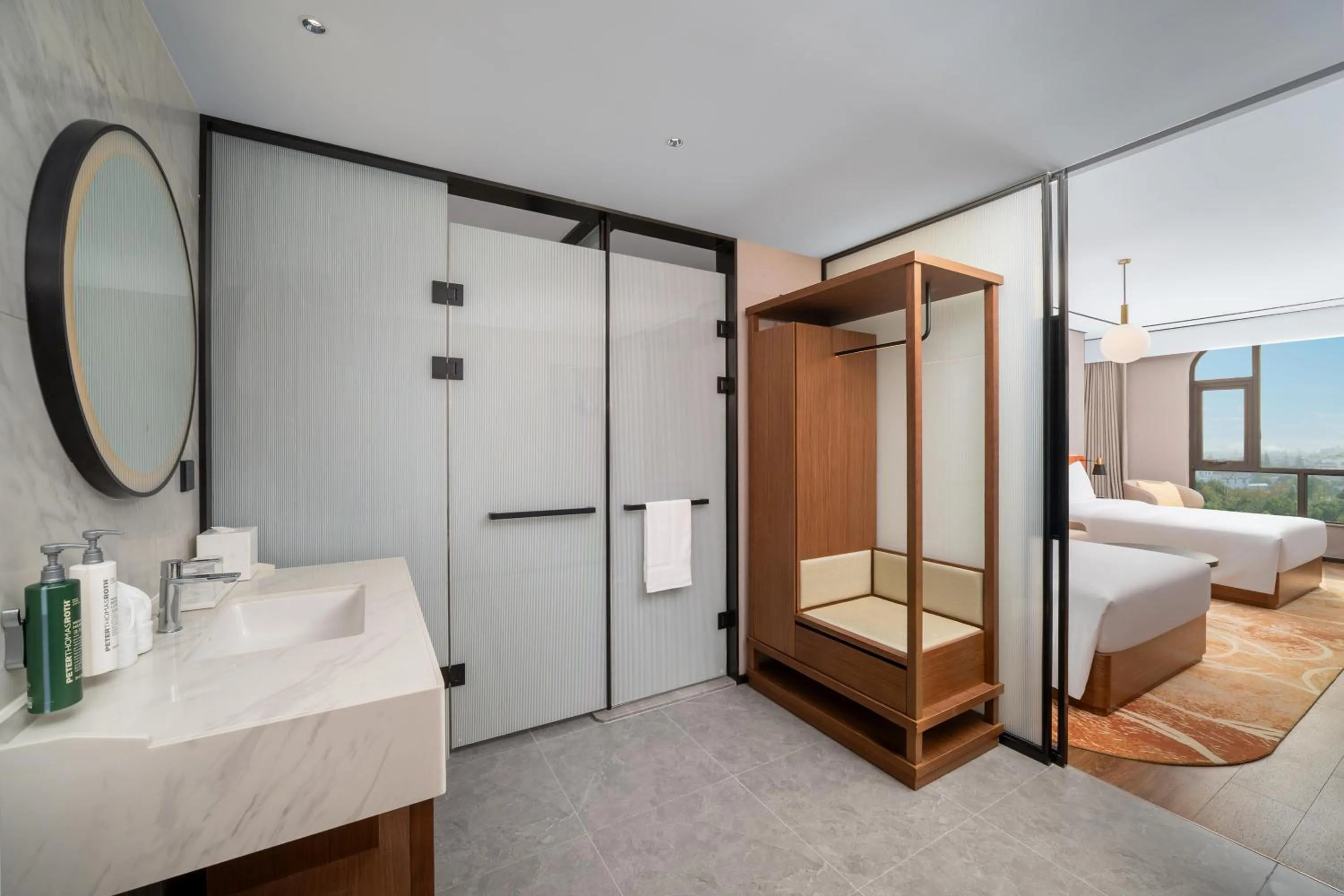 Bathroom, Bed in Hilton Garden Inn Shanghai Changxing Island
