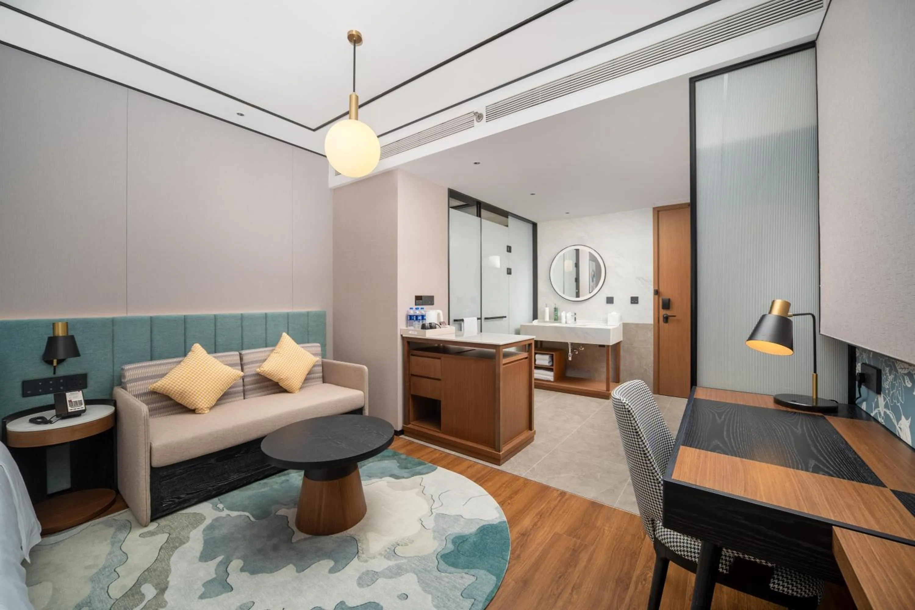 Living room, Bed in Hilton Garden Inn Shanghai Changxing Island