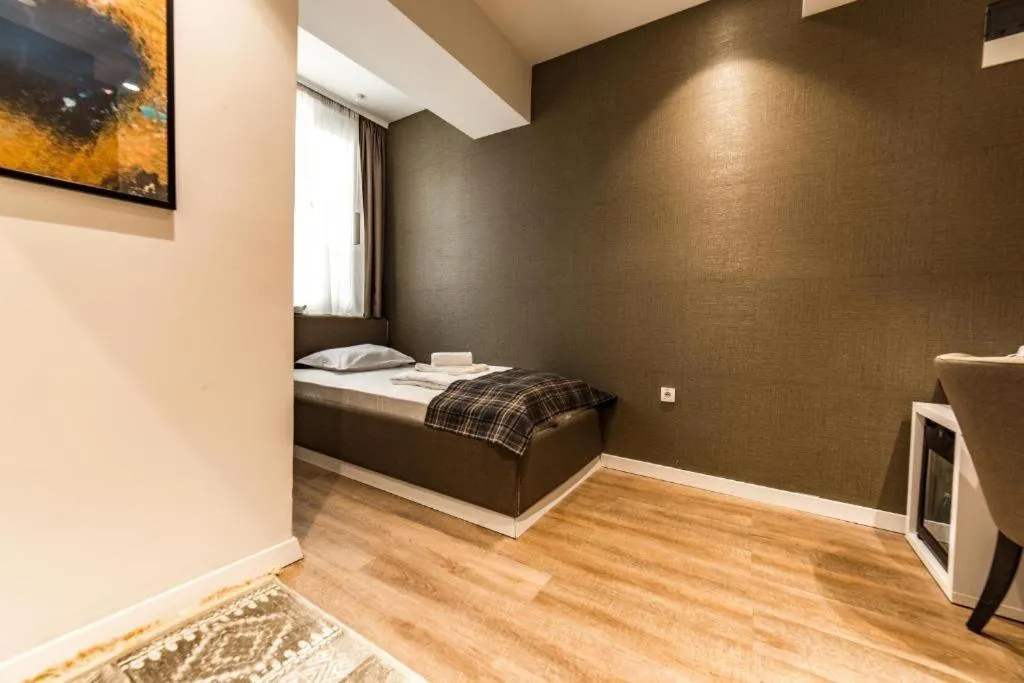 Bed in Belgrade Inn Garni Hotel