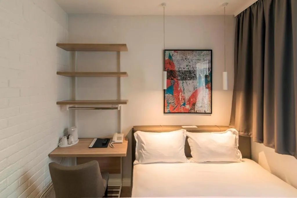 Bed in Belgrade Inn Garni Hotel