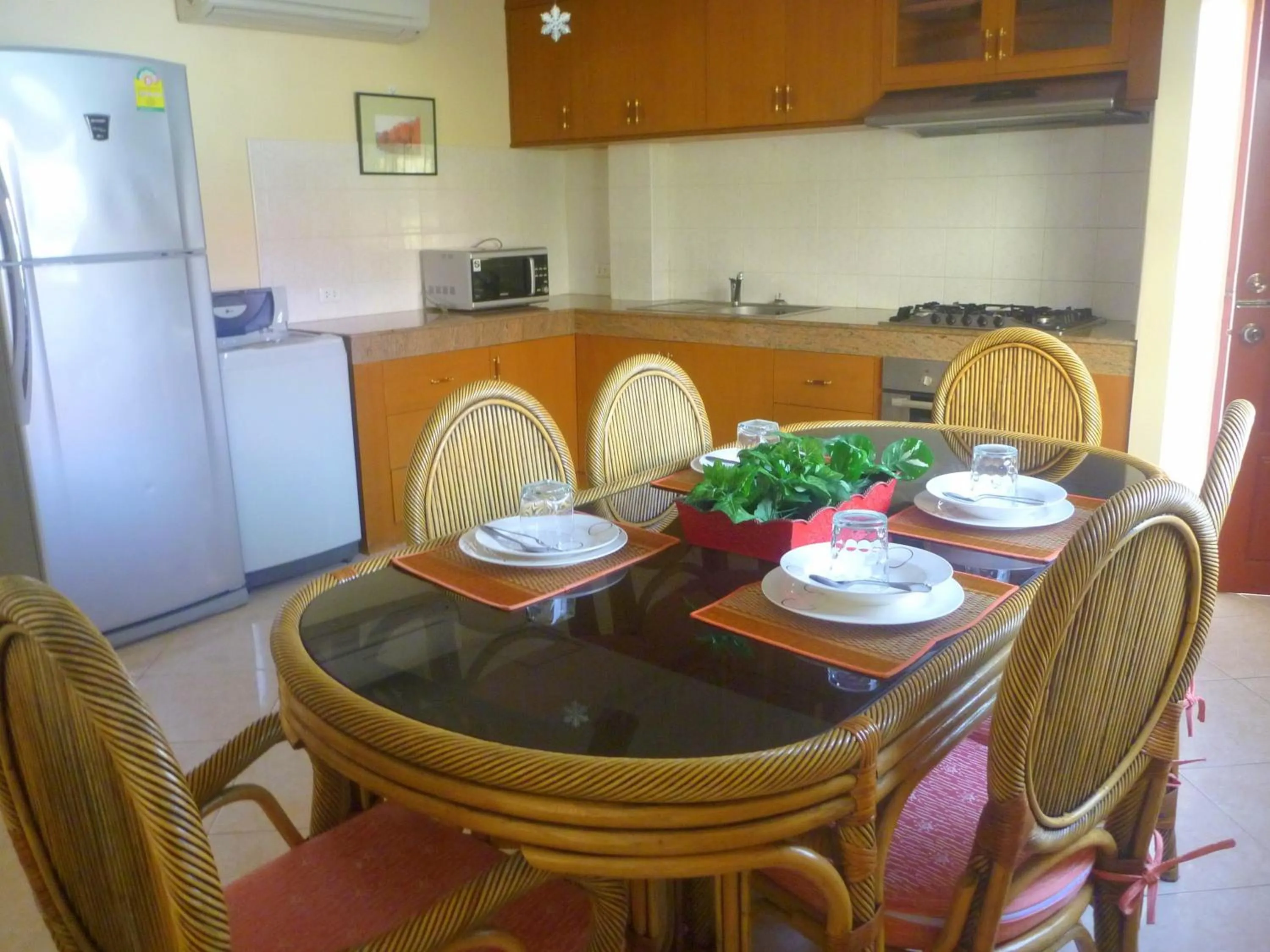 Coffee/tea facilities, Dining Area in Butterfly Garden Boutique Residences by Luxury View SHA Extra Plus