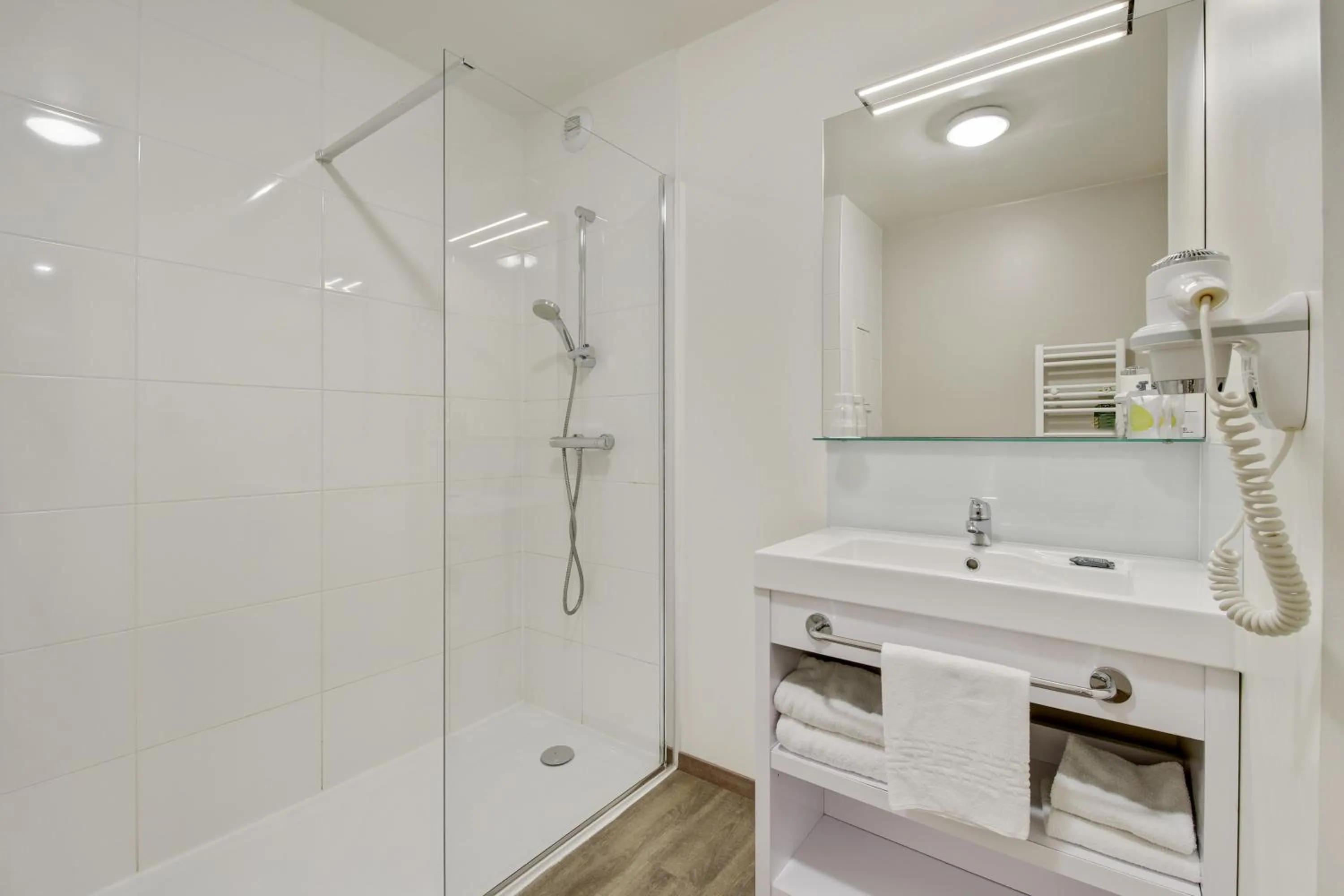 Bathroom in All Suites Appart Hôtel - Bordeaux - Pessac