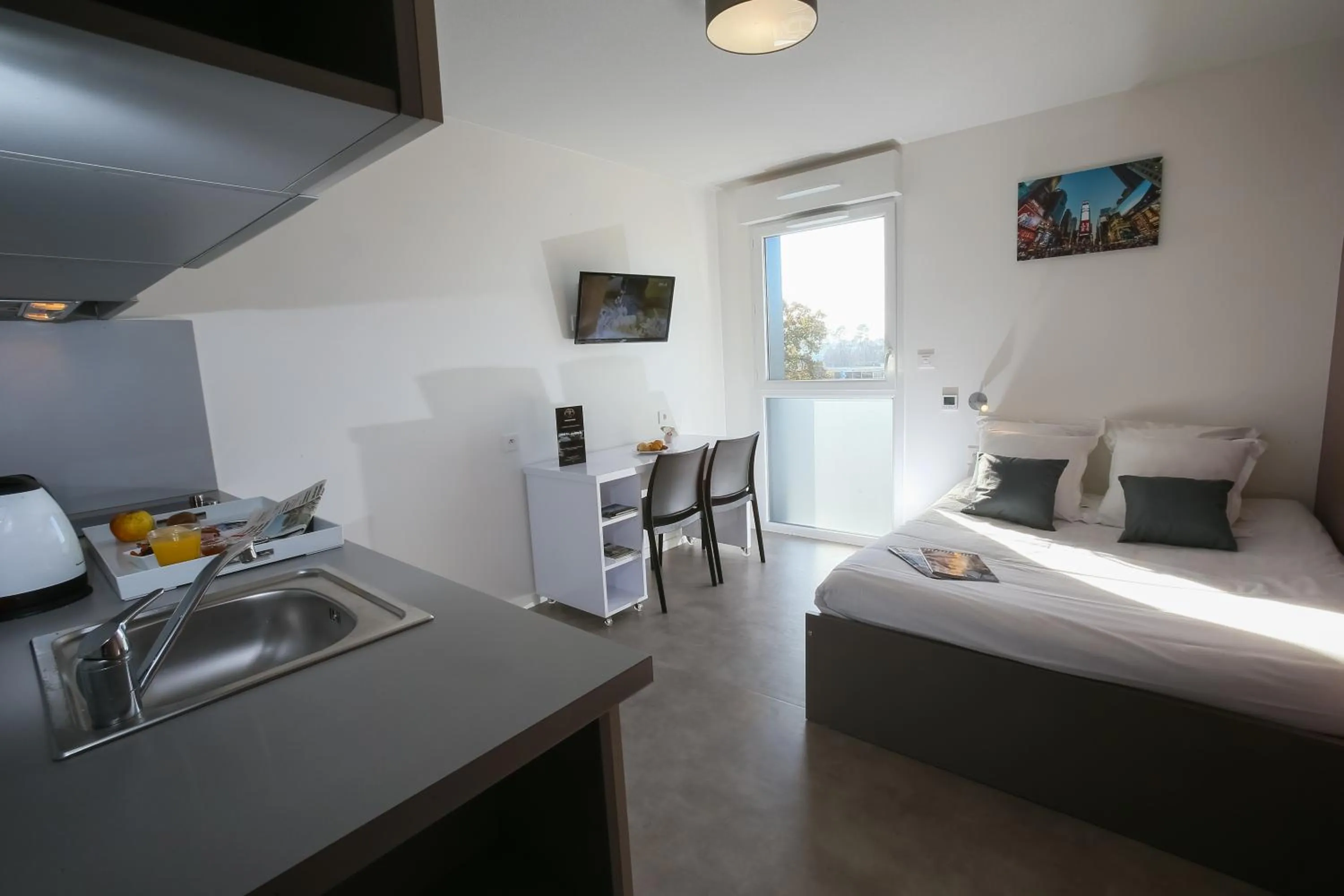 Kitchen or kitchenette, Bed in All Suites Appart Hôtel - Bordeaux - Pessac