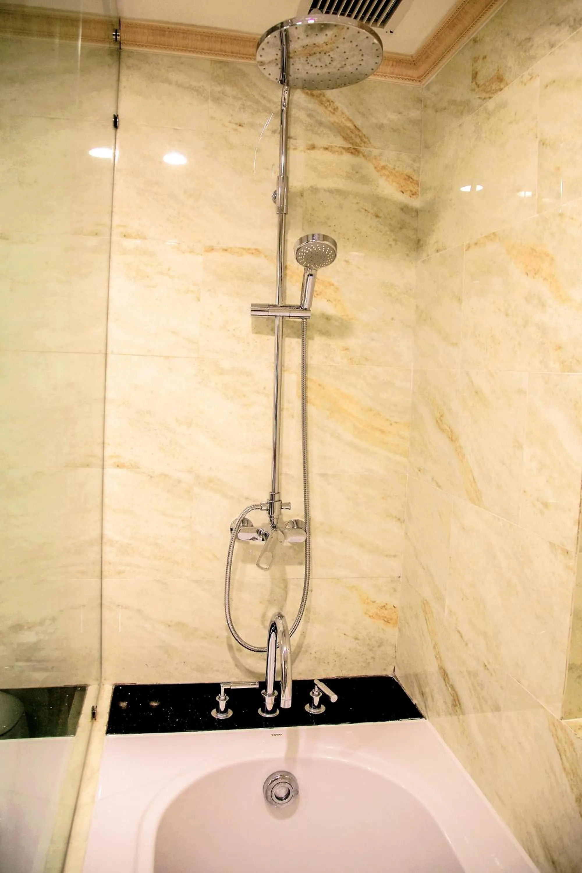 Shower in Minh Tam Phu Nhuan Hotel & Spa