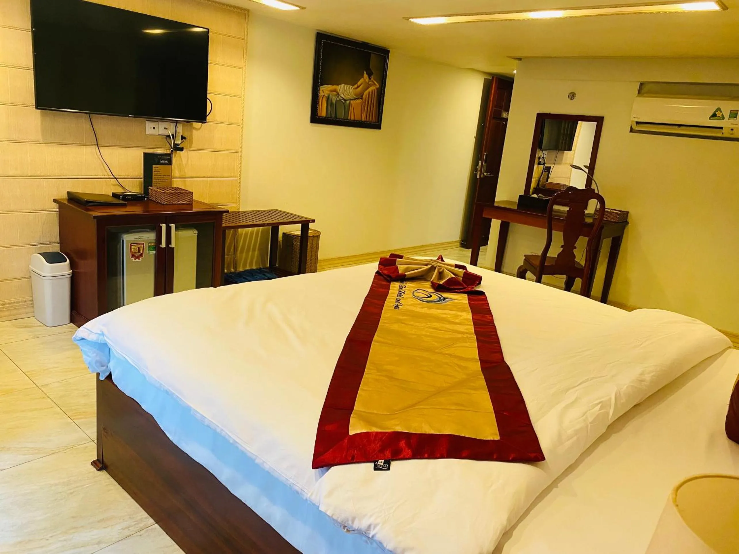 Photo of the whole room, Bed in Minh Tam Phu Nhuan Hotel & Spa