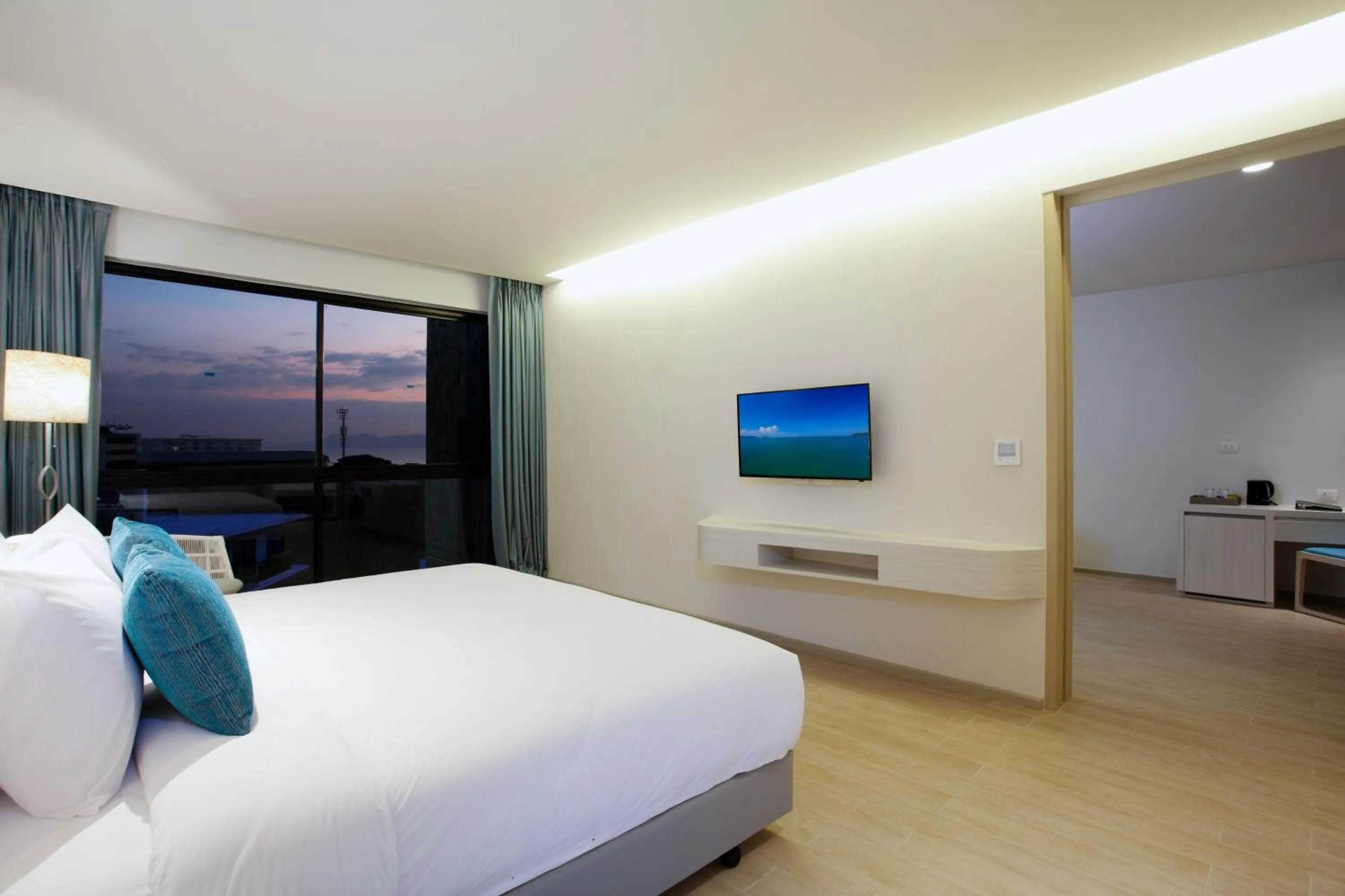 Photo of the whole room, Bed in Centara Life Maris Resort Jomtien