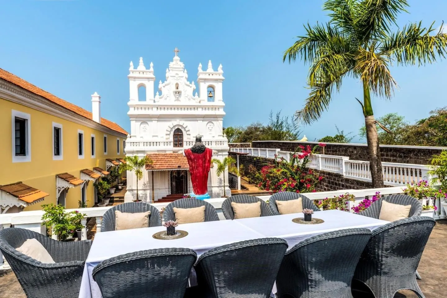 Restaurant/places to eat in Fort Tiracol Goa