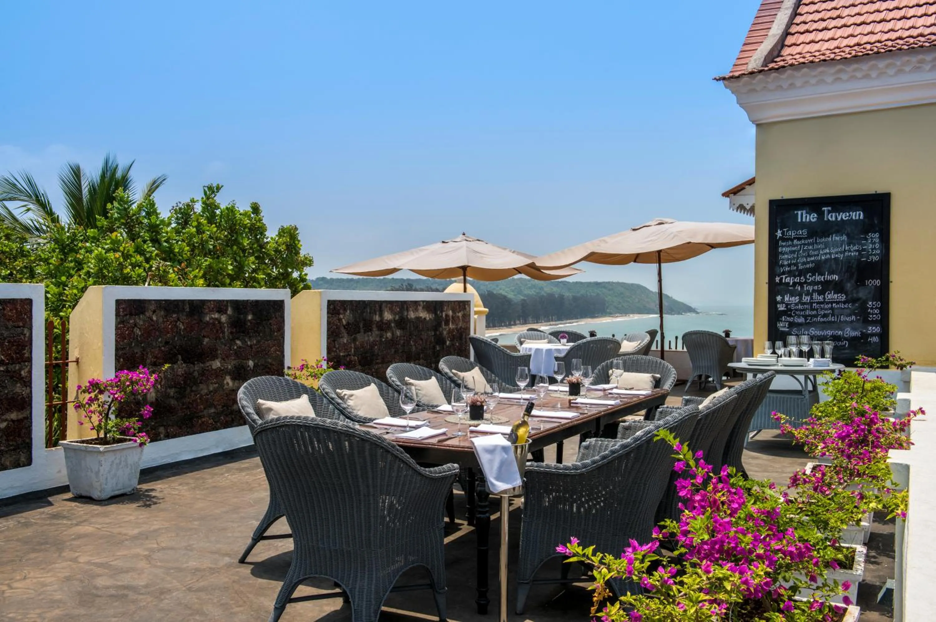 Restaurant/places to eat in Fort Tiracol Goa