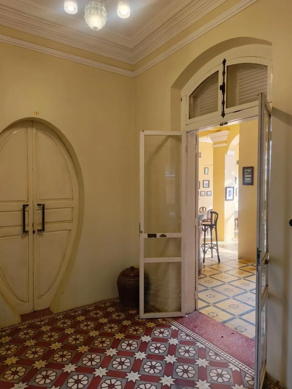 Photo of the whole room in La Villa