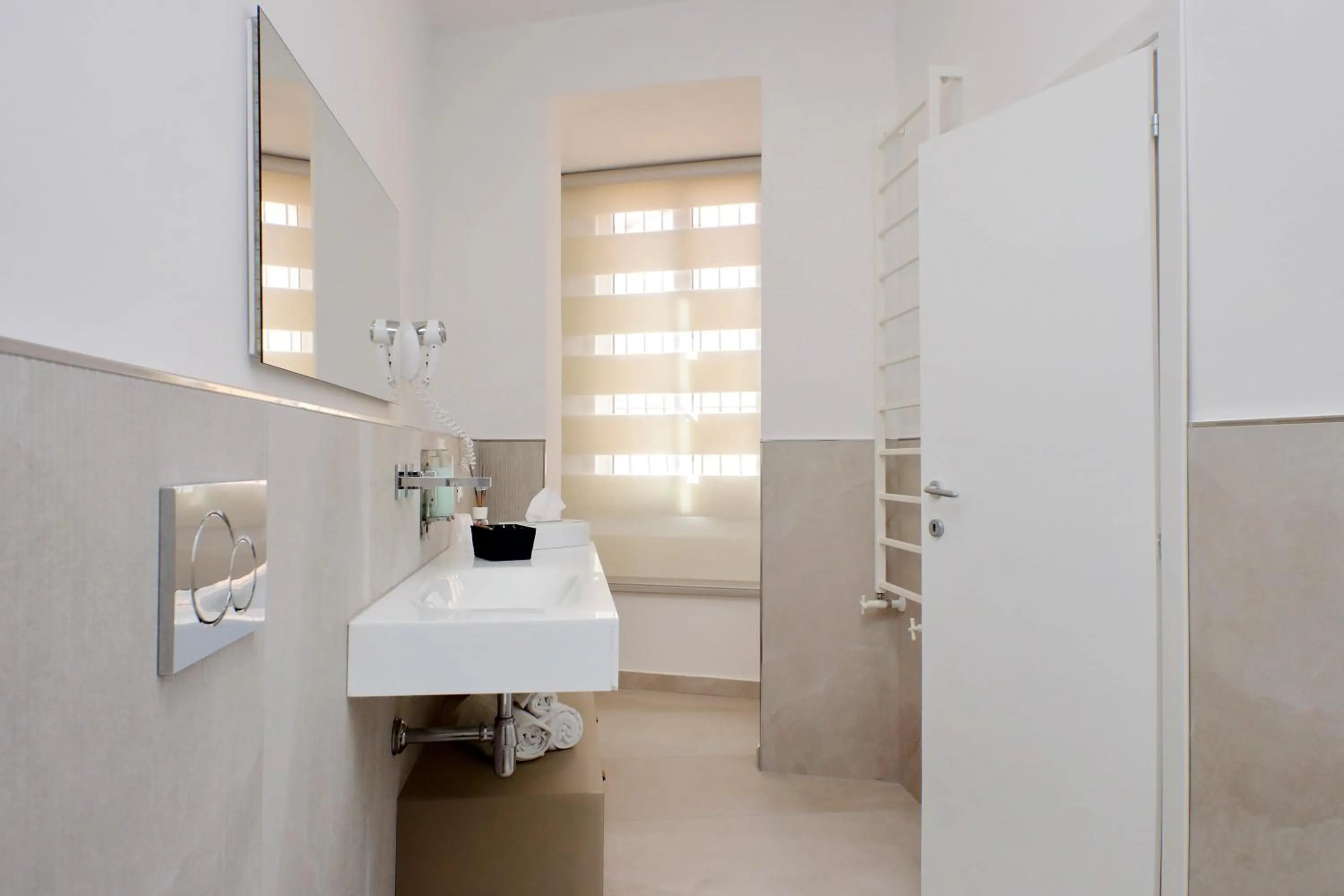 Bathroom, Bed in Trevi Rome Suite