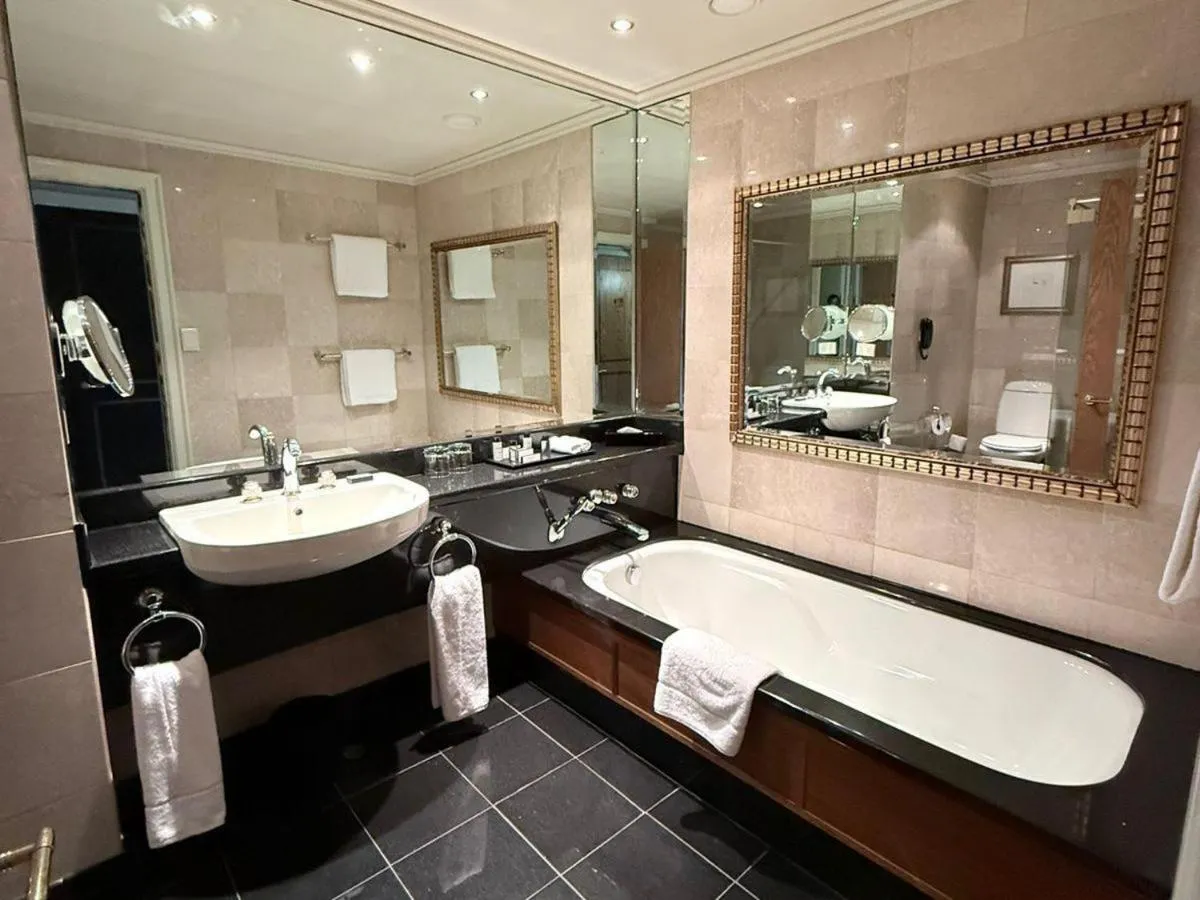 Bathroom in Royal Majestic Hotel