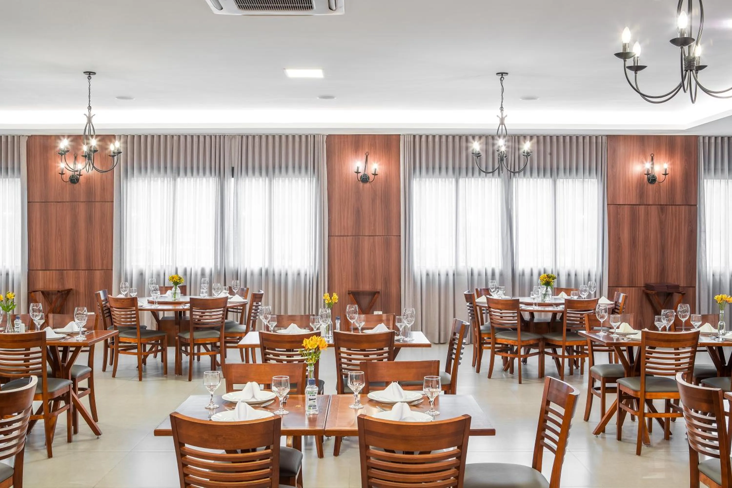Restaurant/places to eat in Sumaré Park Hotel