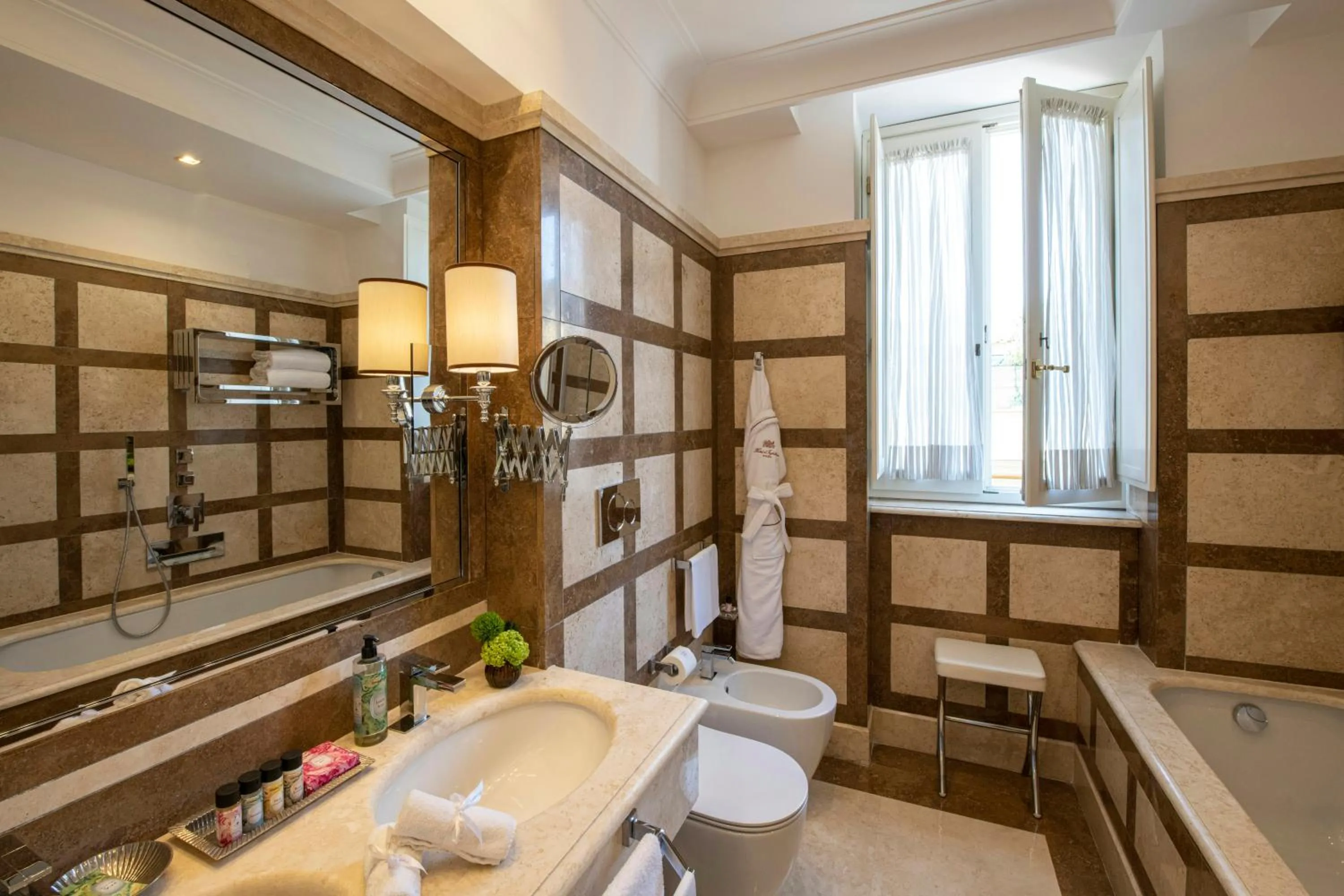 Bathroom in Hotel d’Inghilterra Roma – Starhotels Collezione