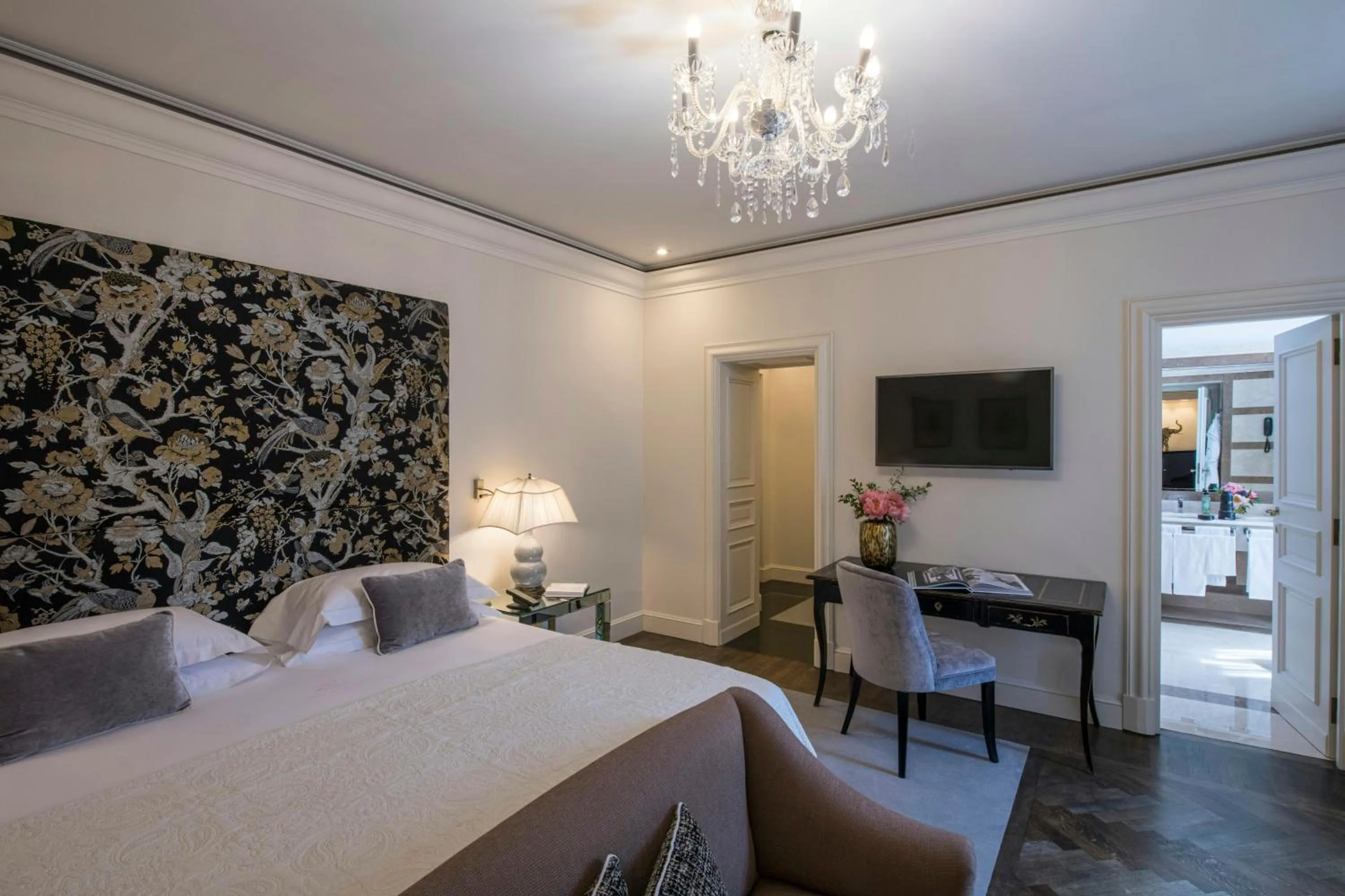 Photo of the whole room, Bed in Hotel d’Inghilterra Roma – Starhotels Collezione